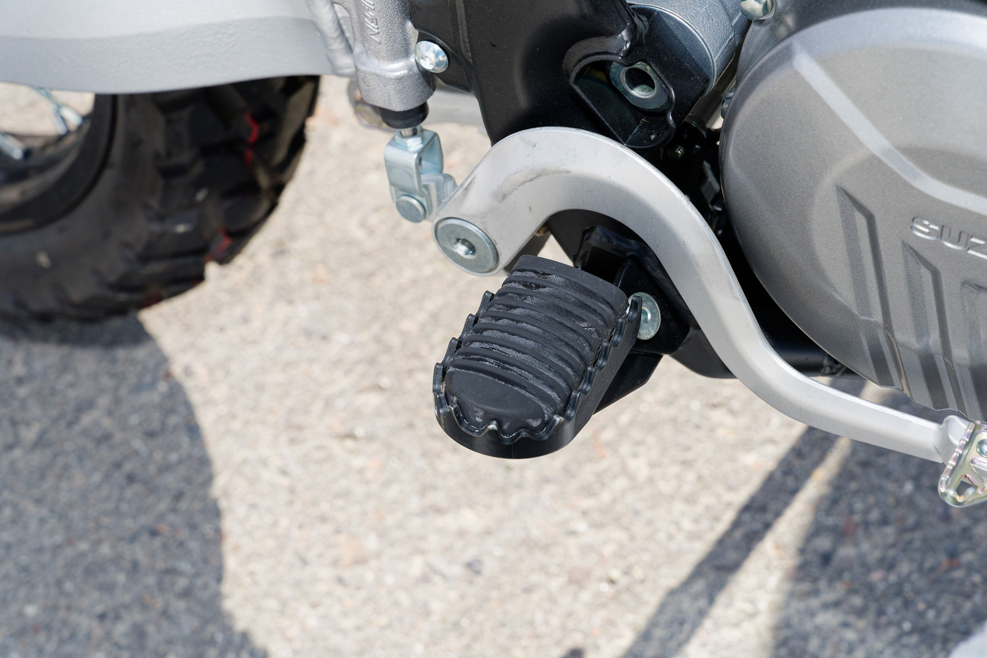 49mmに拡大したフットレスト。ラバー部分は取り外せる構造