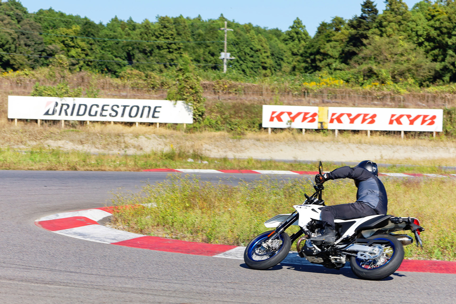 タイトコーナーからの立ち上がりはシングルエンジンらしい力強さ
