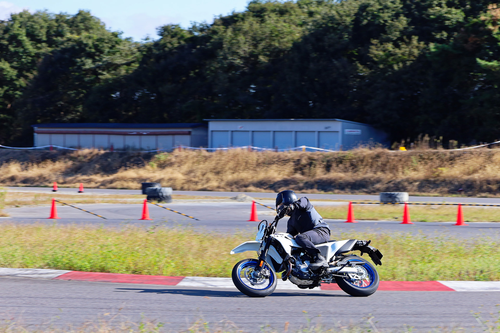 タイトコーナーからの立ち上がりはシングルエンジンらしい力強さ