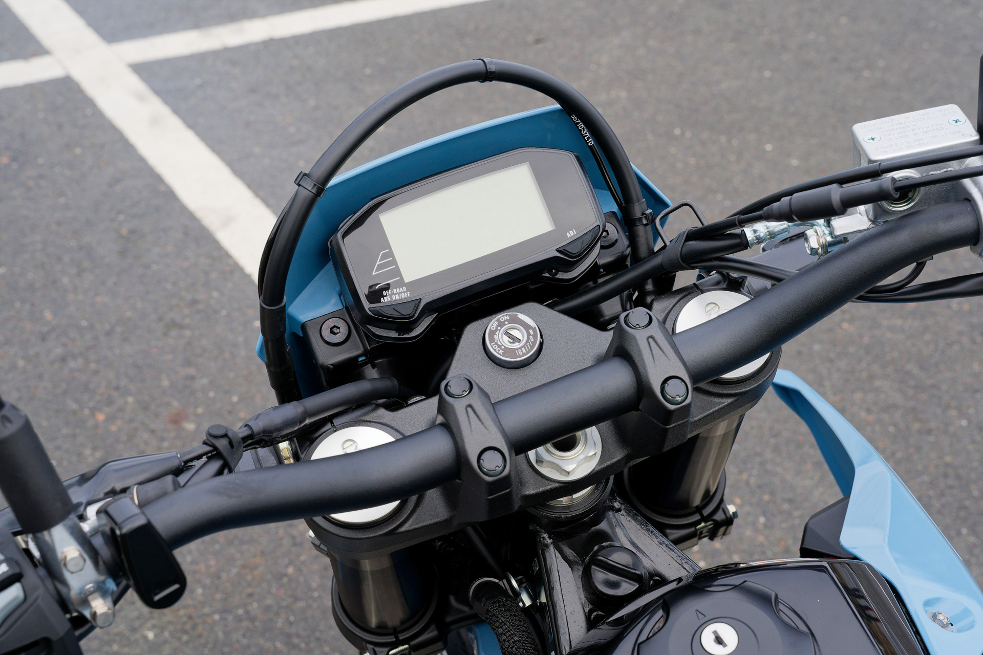 ガッチリとしたハンドルまわり。フロントフォークは圧側と伸側のダンパー調整が無段階で可能