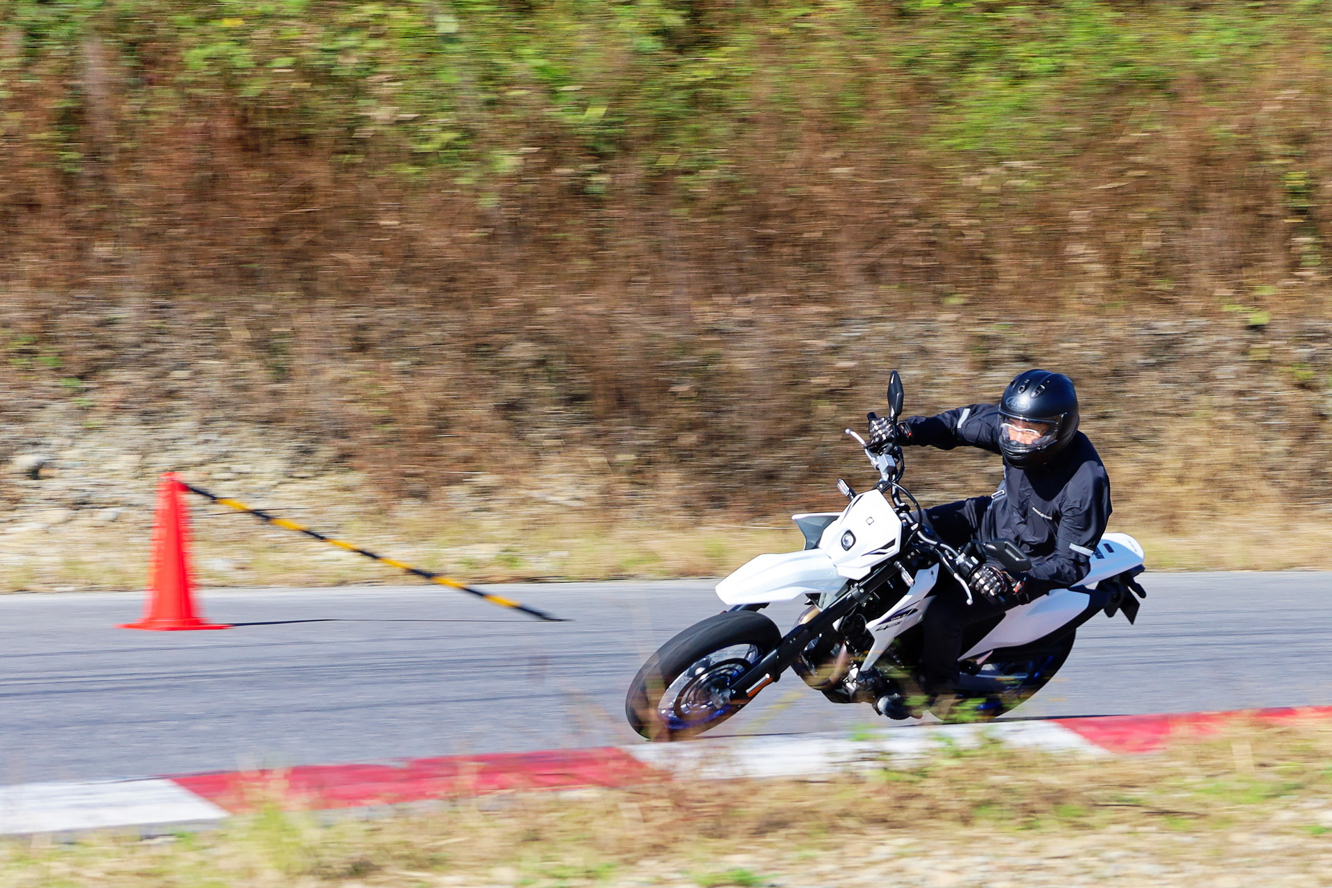 路面状況はドライ。写真は「シオバラ」コーナーから「ファイナル」コーナーに向けての走り