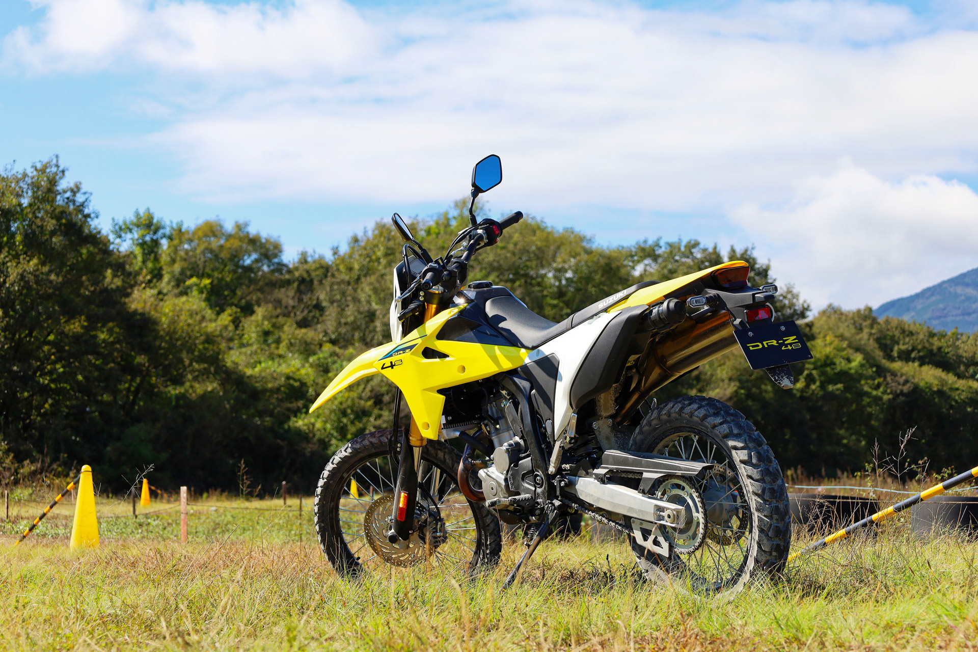 デュアルパーパスモデルの「DR-Z4S」