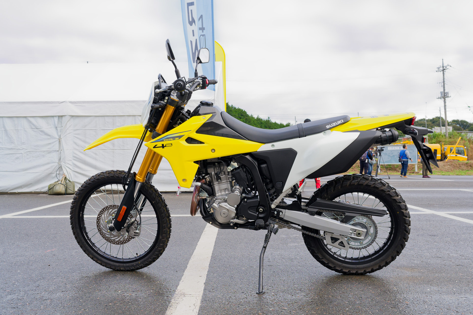 フロントは21インチ、リアは18インチの異形サイズホイール