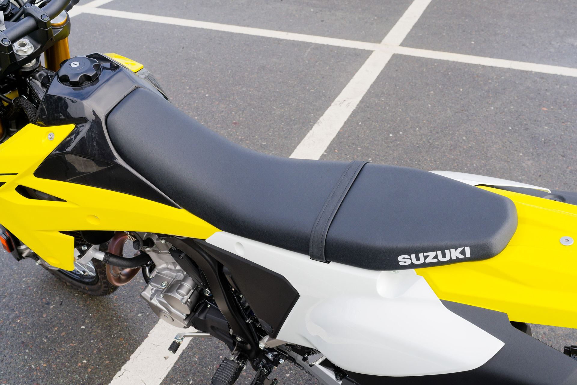 車体色はチャンピオンイエローNo.2 / ソリッドスペシャルホワイトNo.2