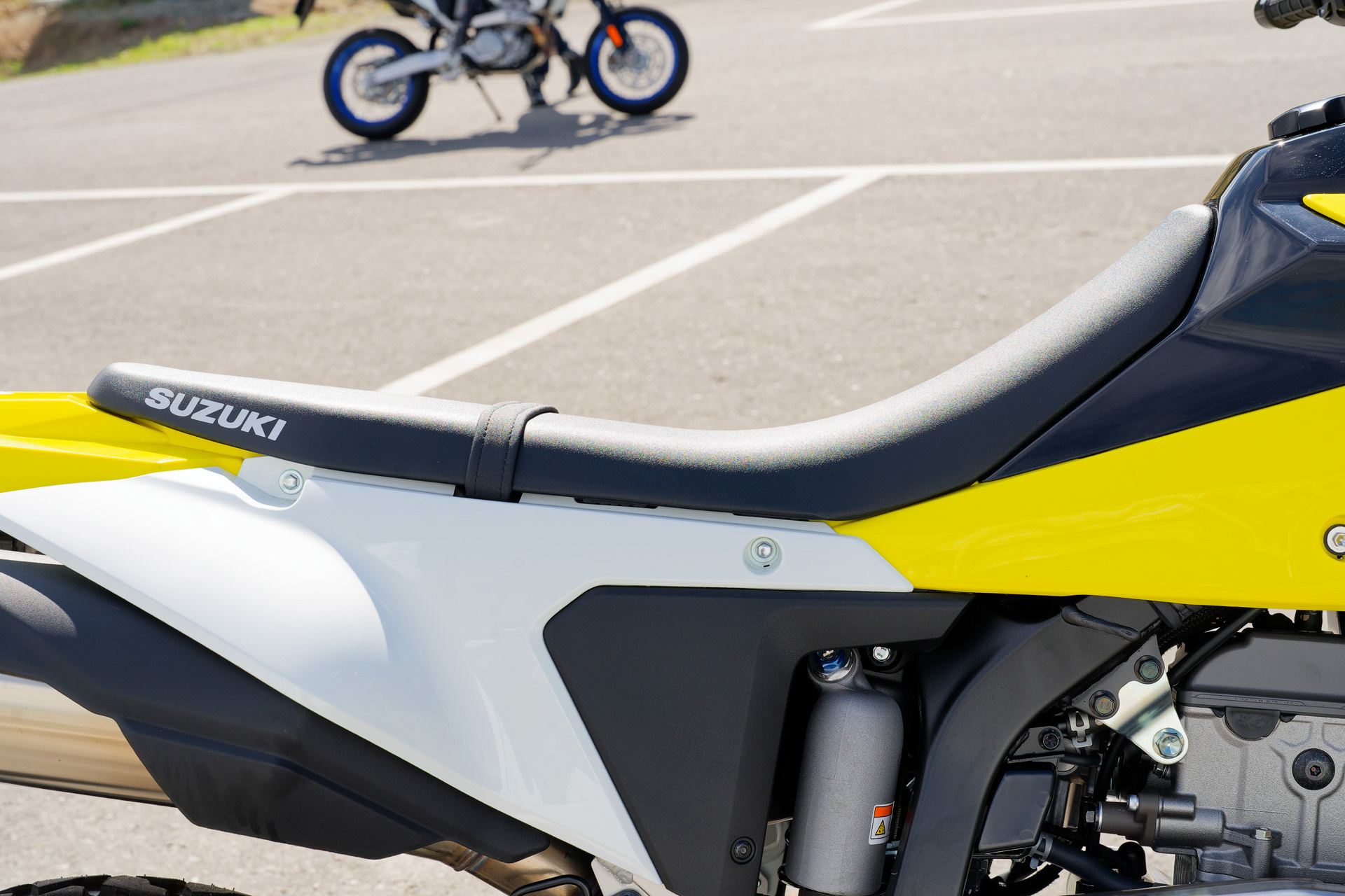 DR-Z4Sは薄型・幅広のシートを採用