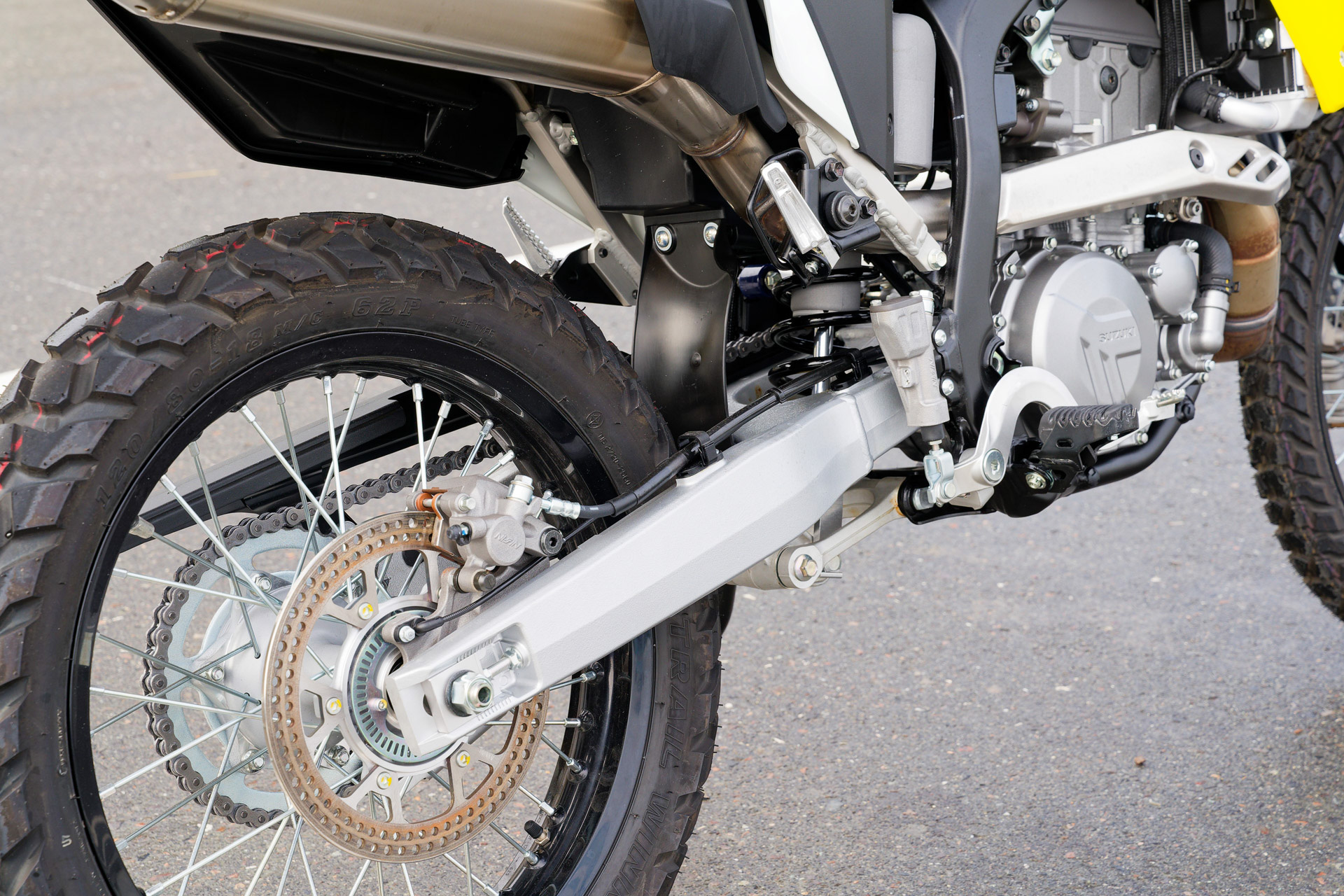 リアホイールトラベルはDR-Z4SMより19mm長い296mm