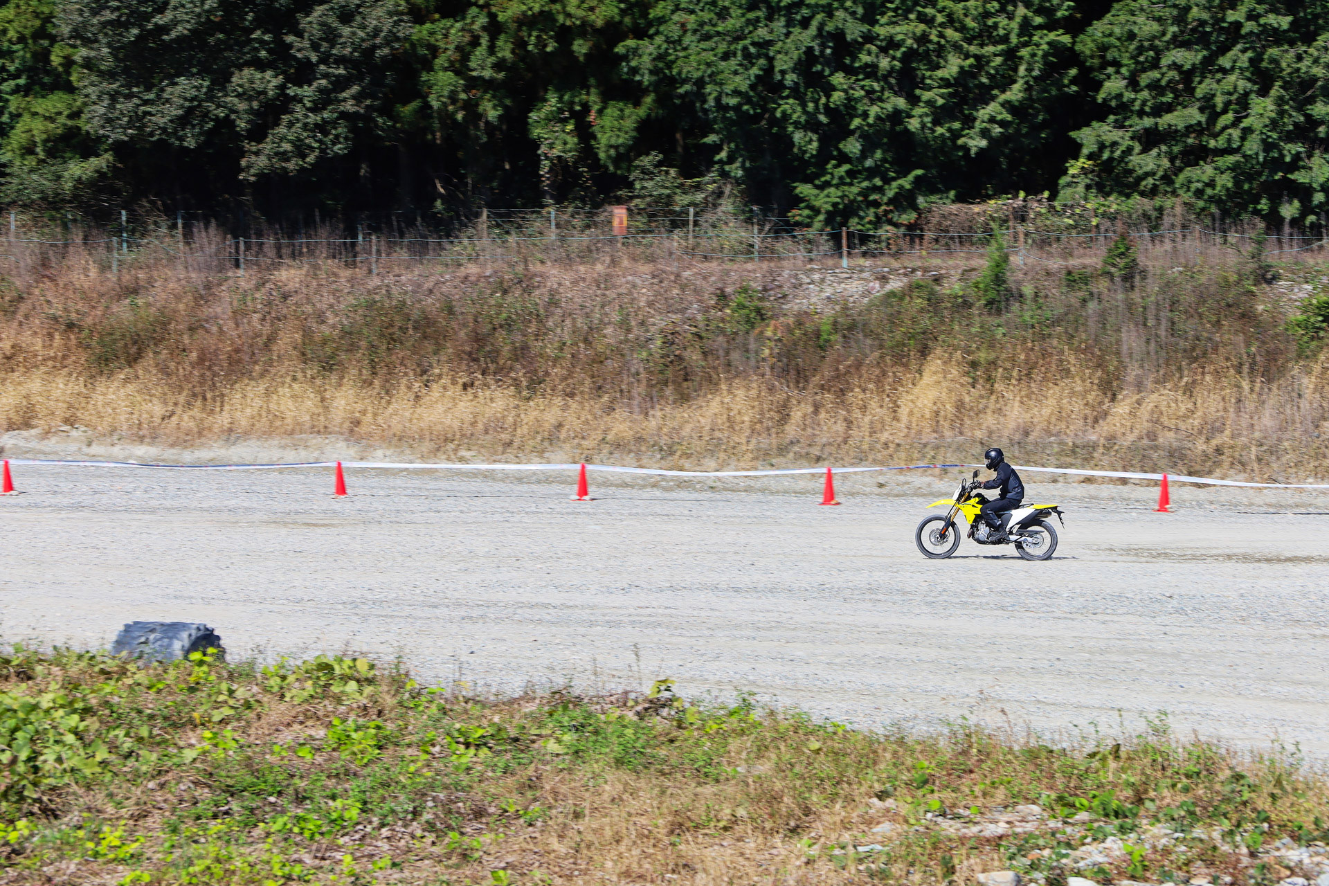 未舗装路のグラベルコースで試乗した