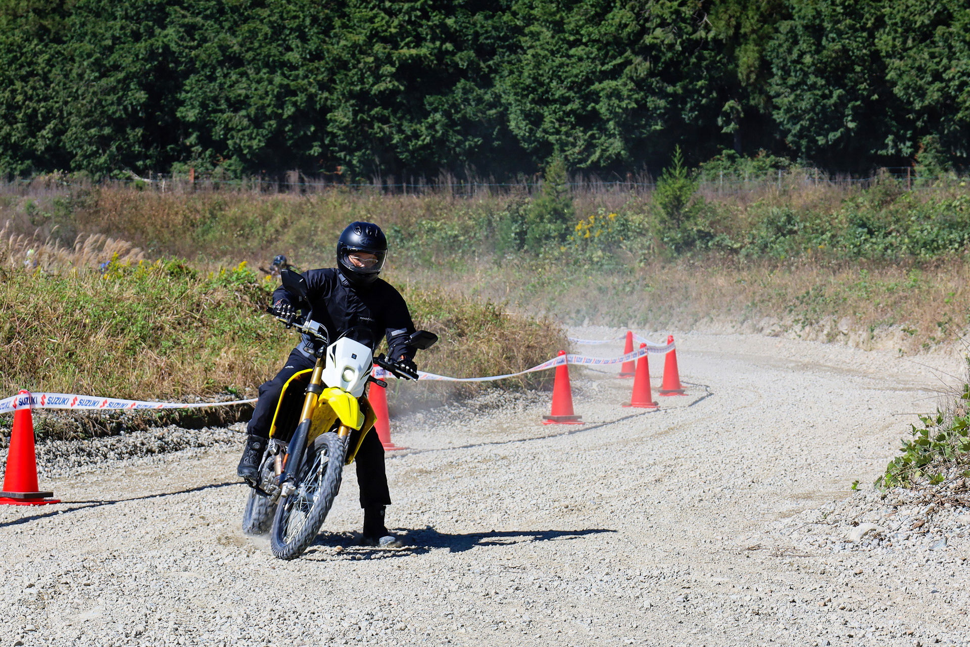 大きめの砂利があったりと、徒歩で歩いていても滑りやすい路面コンディション