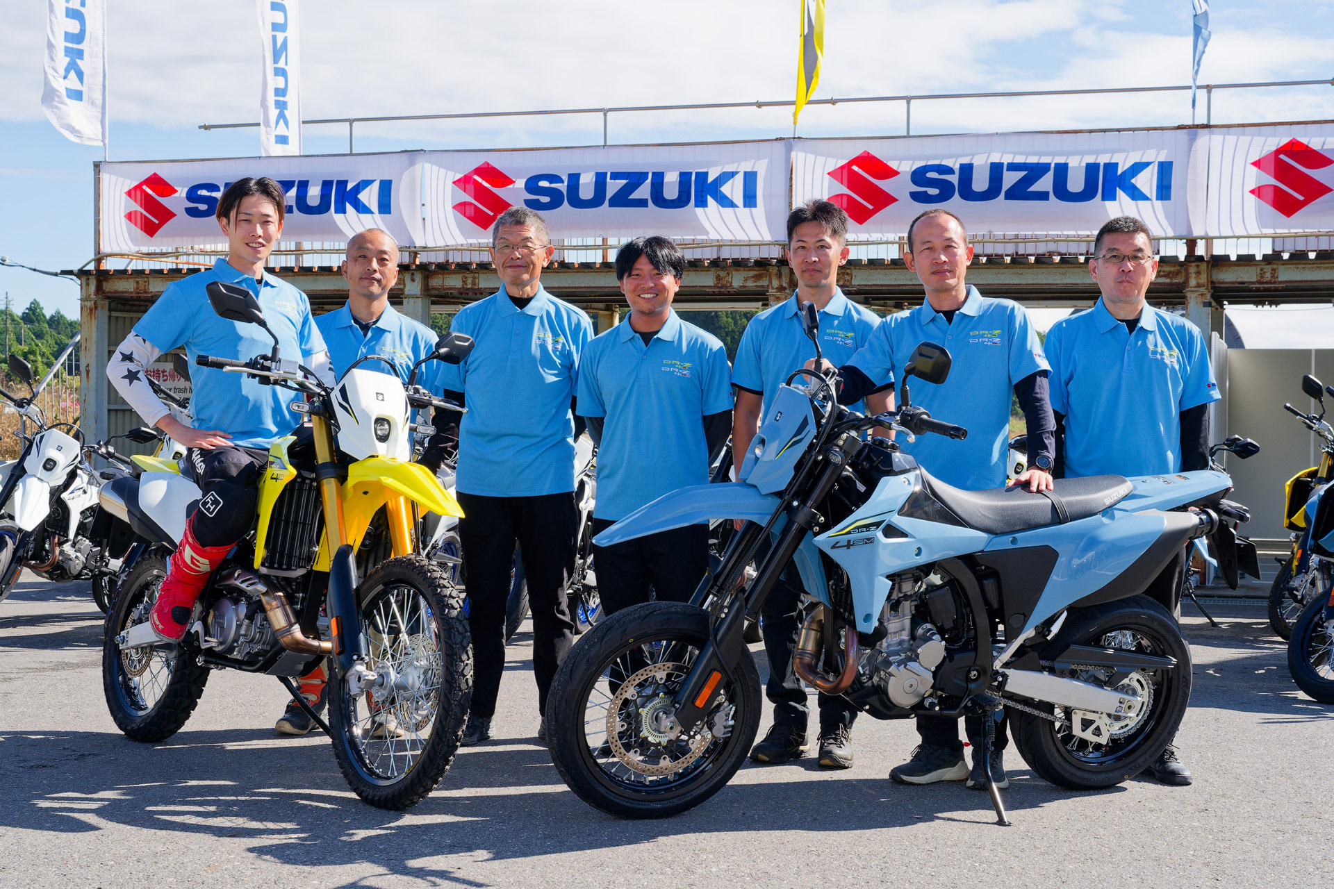 DR-Z4SMとDR-Z4Sの開発に携わったスズキ二輪のスタッフの方々