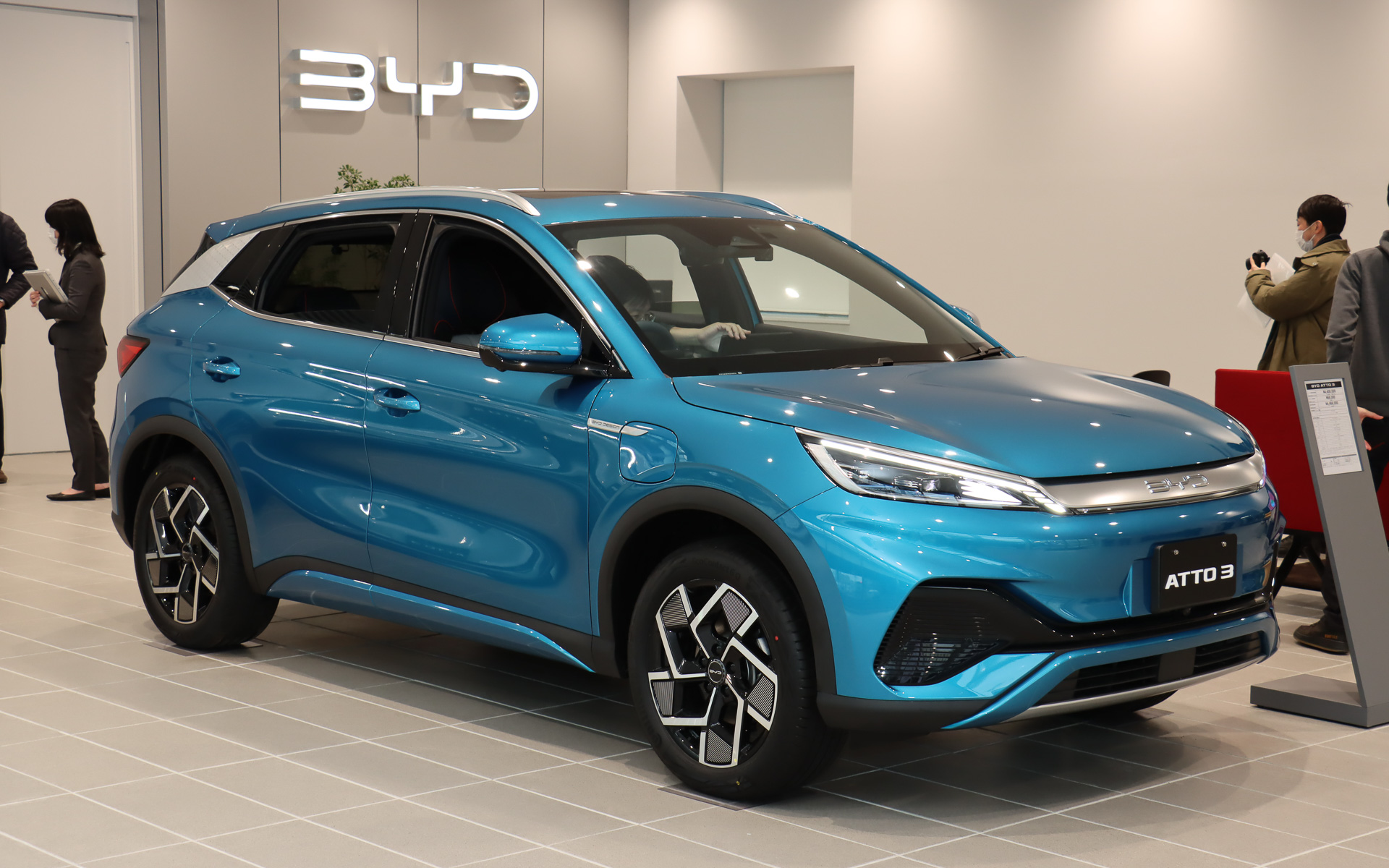 写真は、BYDの国内正規ディーラー1号店「BYD AUTO 東名横浜店」のお披露目会