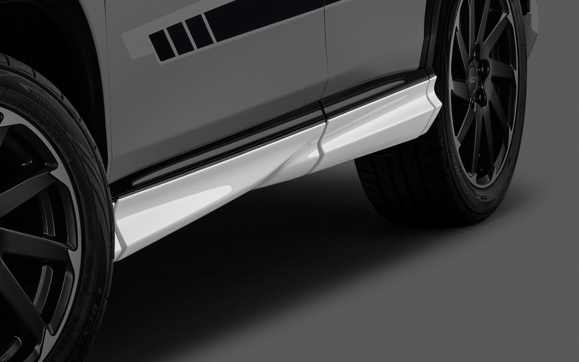 サイドガーニッシュ。価格は塗装済が12万1000円、未塗装が11万円