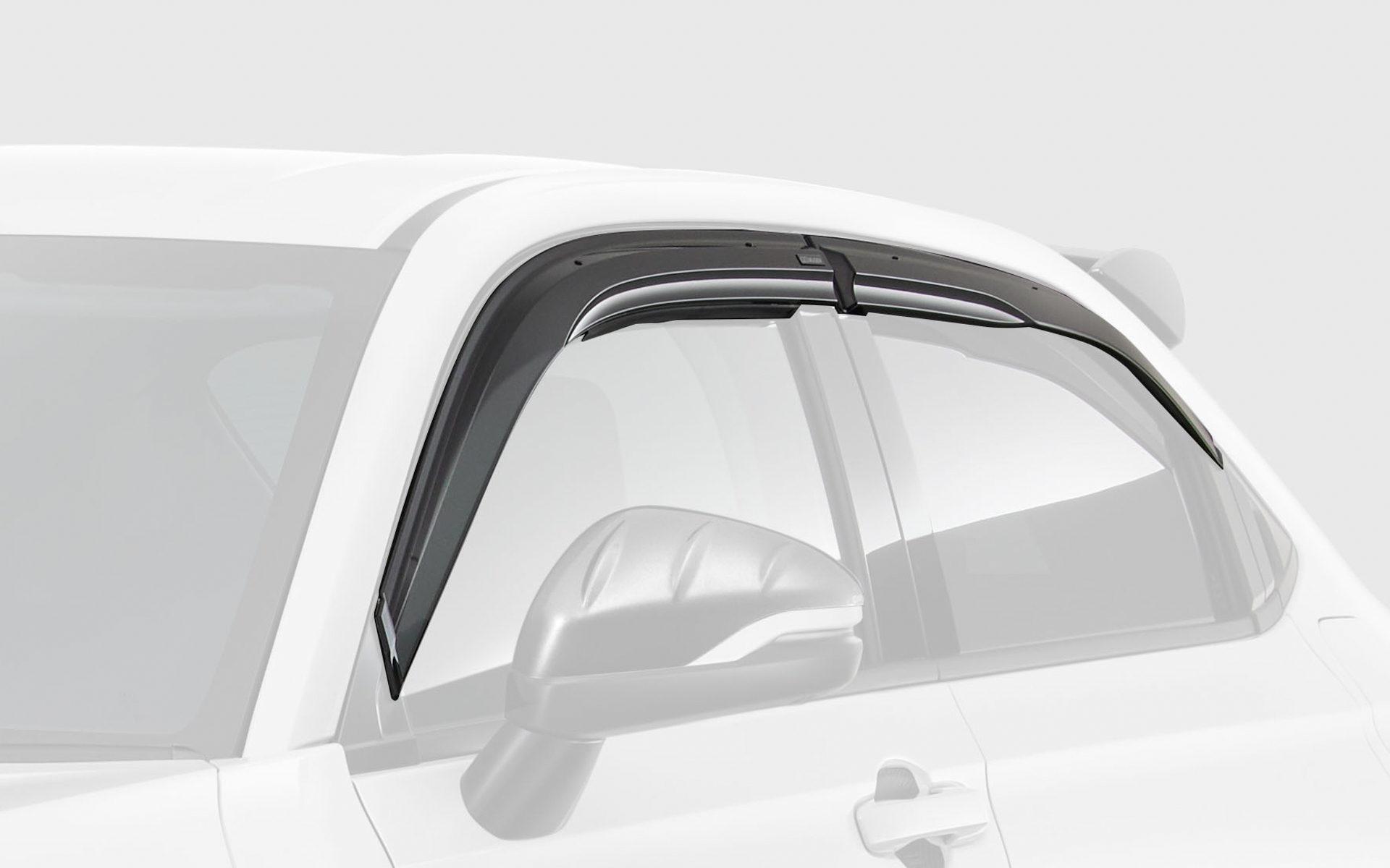 ベンチレーテッドバイザーは、スモークタイプの無限エンブレム付き。フロント＆リア計4枚セットで価格は3万1900円