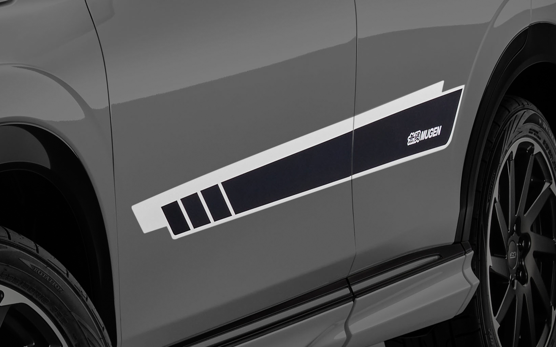 ドアサイドデカール。1台分（左右2枚）で価格は2万7500円（2026年1月発売予定）