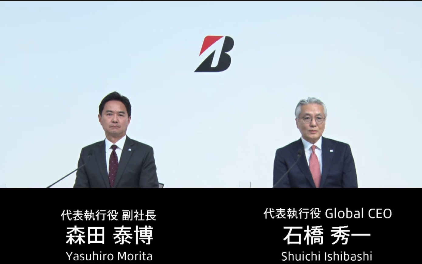 緊急会見に臨んだ株式会社ブリヂストン 取締役 代表執行役 Global CEO 石橋秀一氏（右）と現代表執行役 副社長の森田泰博氏（左）