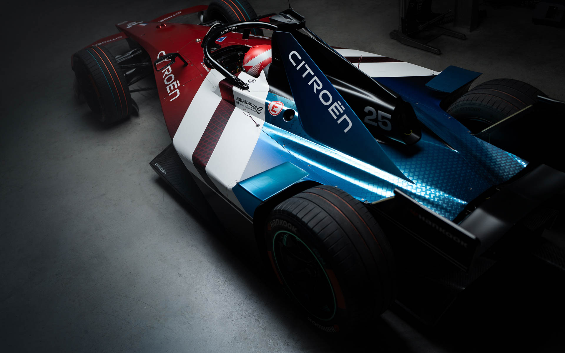 トリコロールカラーのシングルシーター「GEN3 Evo」