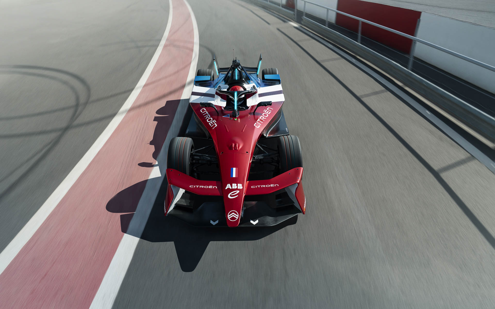 マシンの最高出力は350kW（約470馬力）、0-100km/h加速は1.86秒、最高速は約320km/hに達する