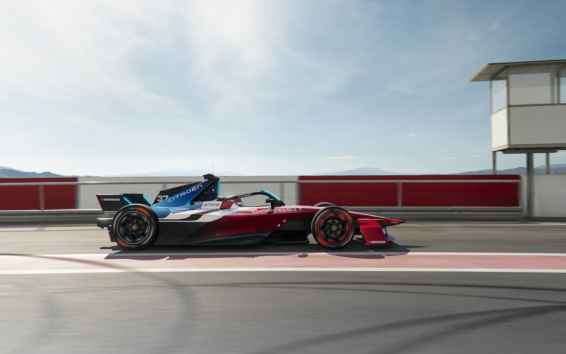 マシンの最高出力は350kW（約470馬力）、0-100km/h加速は1.86秒、最高速は約320km/hに達する