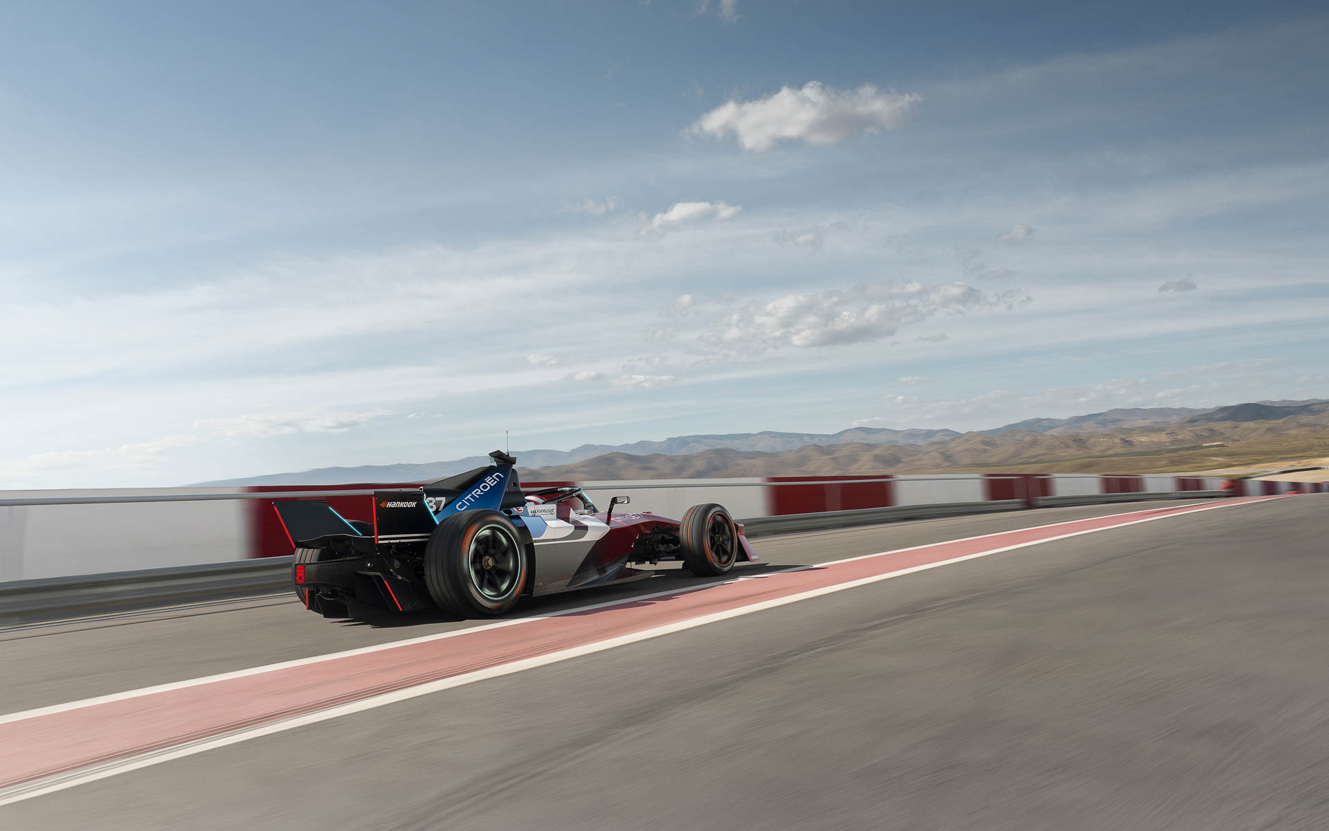 マシンの最高出力は350kW（約470馬力）、0-100km/h加速は1.86秒、最高速は約320km/hに達する