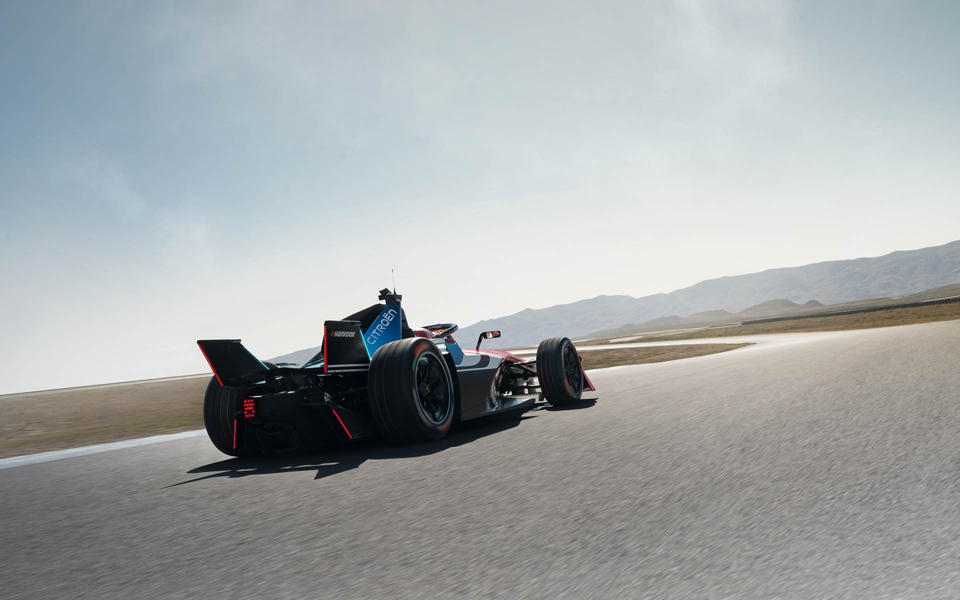 マシンの最高出力は350kW（約470馬力）、0-100km/h加速は1.86秒、最高速は約320km/hに達する