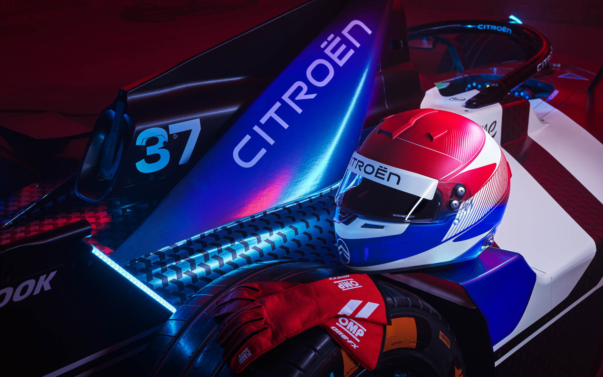 チームリーダーはシリル・ブレ氏、ドライバーはジャン=エリック・ベルニュ選手、ニック・キャシディ選手（ニュージーランド）が務める