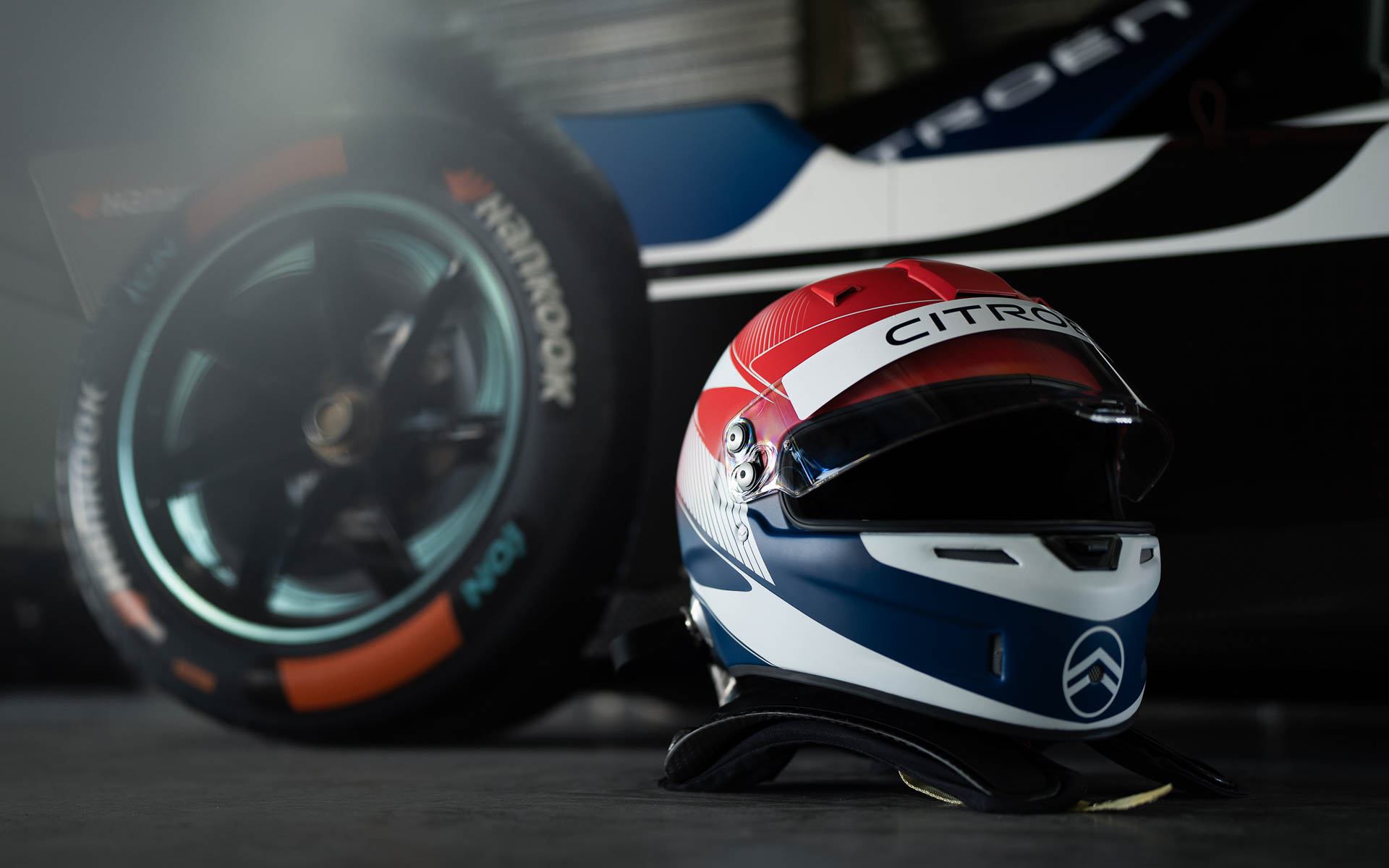 チームリーダーはシリル・ブレ氏、ドライバーはジャン=エリック・ベルニュ選手、ニック・キャシディ選手（ニュージーランド）が務める