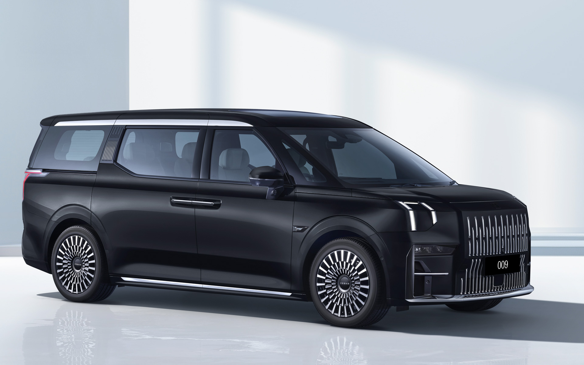 7人乗りEVのラグジュアリーMPV「ZEEKR 009」