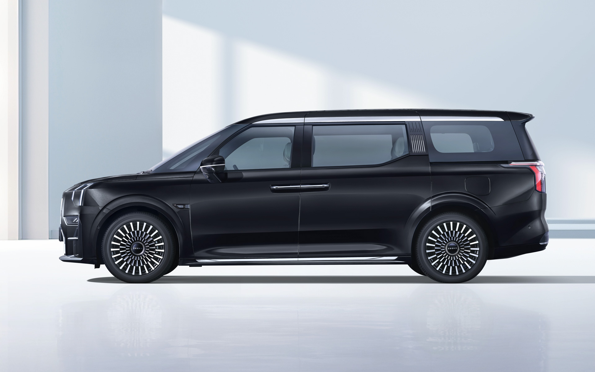 7人乗りEVの高級ミニバン「ZEEKR 009」