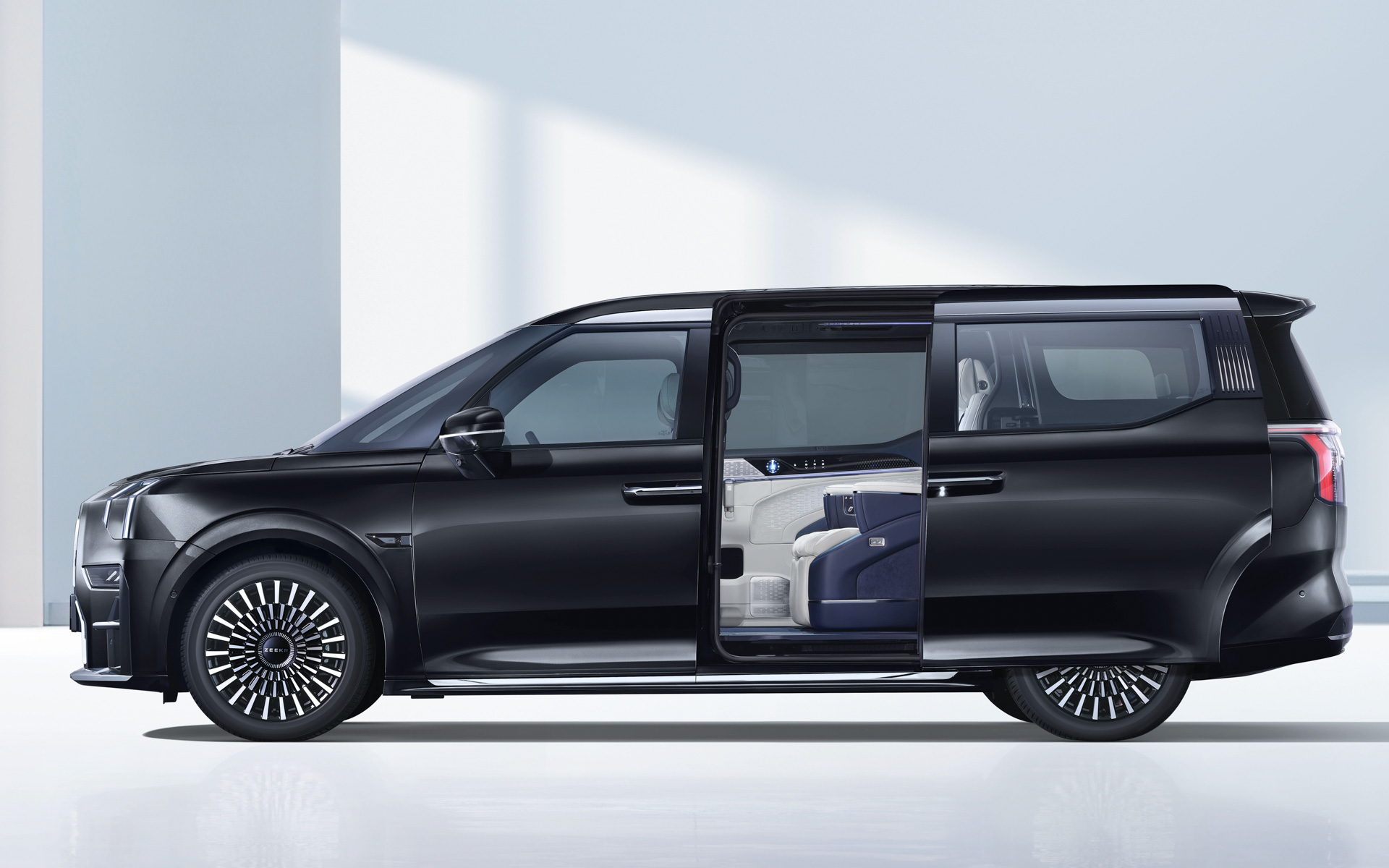 7人乗りEVの高級ミニバン「ZEEKR 009」