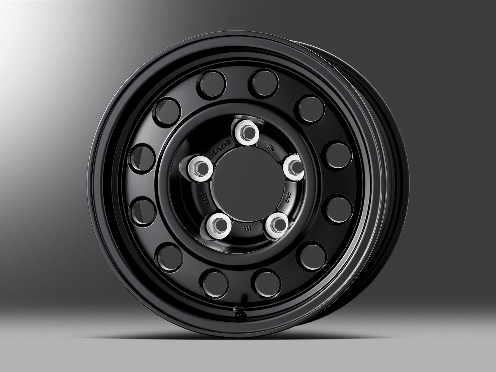 16インチアルミホイールセットは、スチールホイールをデザインモチーフとし、マットブラックカラーで仕上げたアルミホイール。ヘリテージな雰囲気と堅牢な印象を両立させた