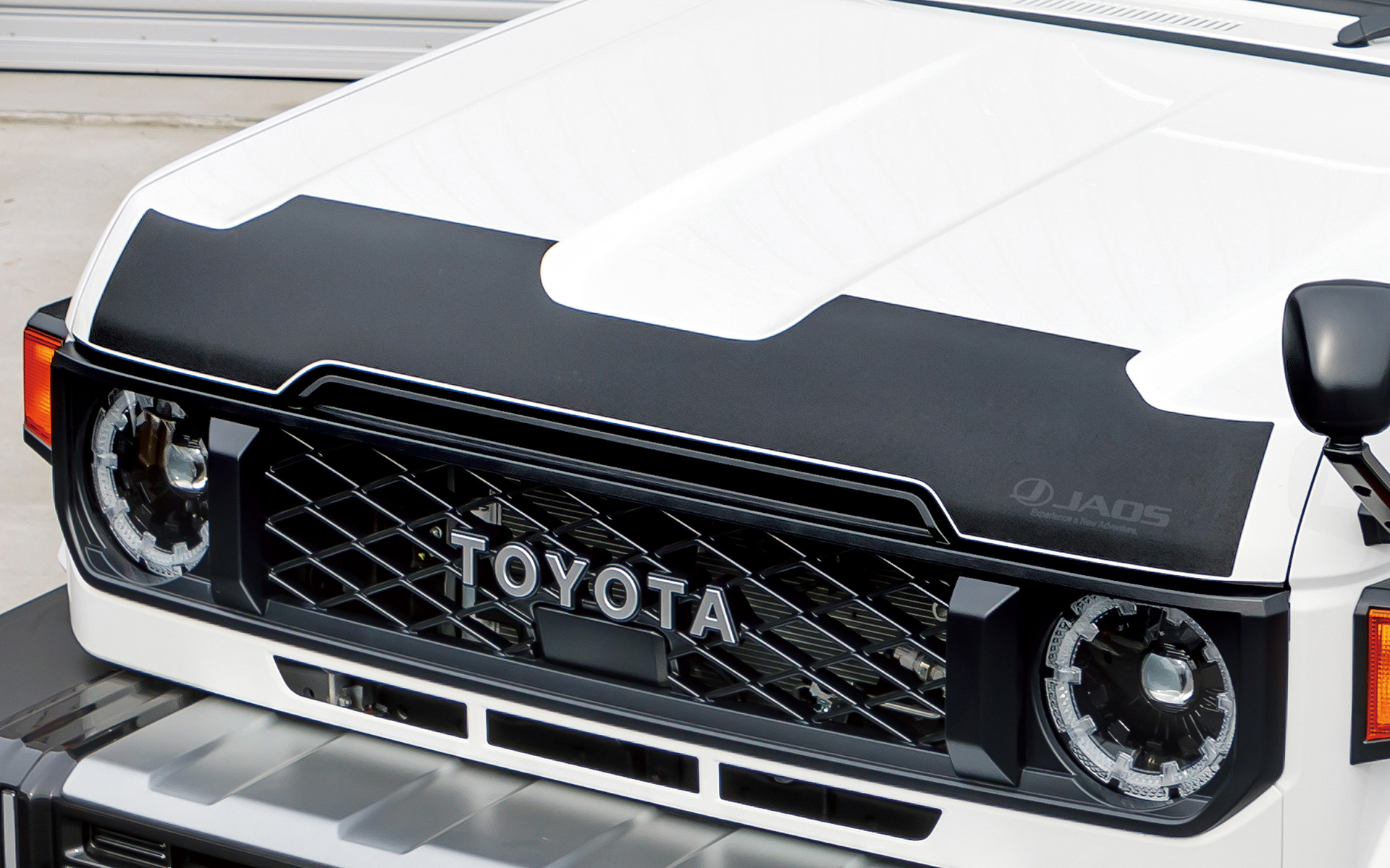 ボンネットプロテクターセットは、ボンネットラインに沿った車種専用形状とし、シンプルながらも力強くたくましいクロカンスタイルを演出。ノーズ側1枚とフロントガラス側1枚の計2枚セットとなる