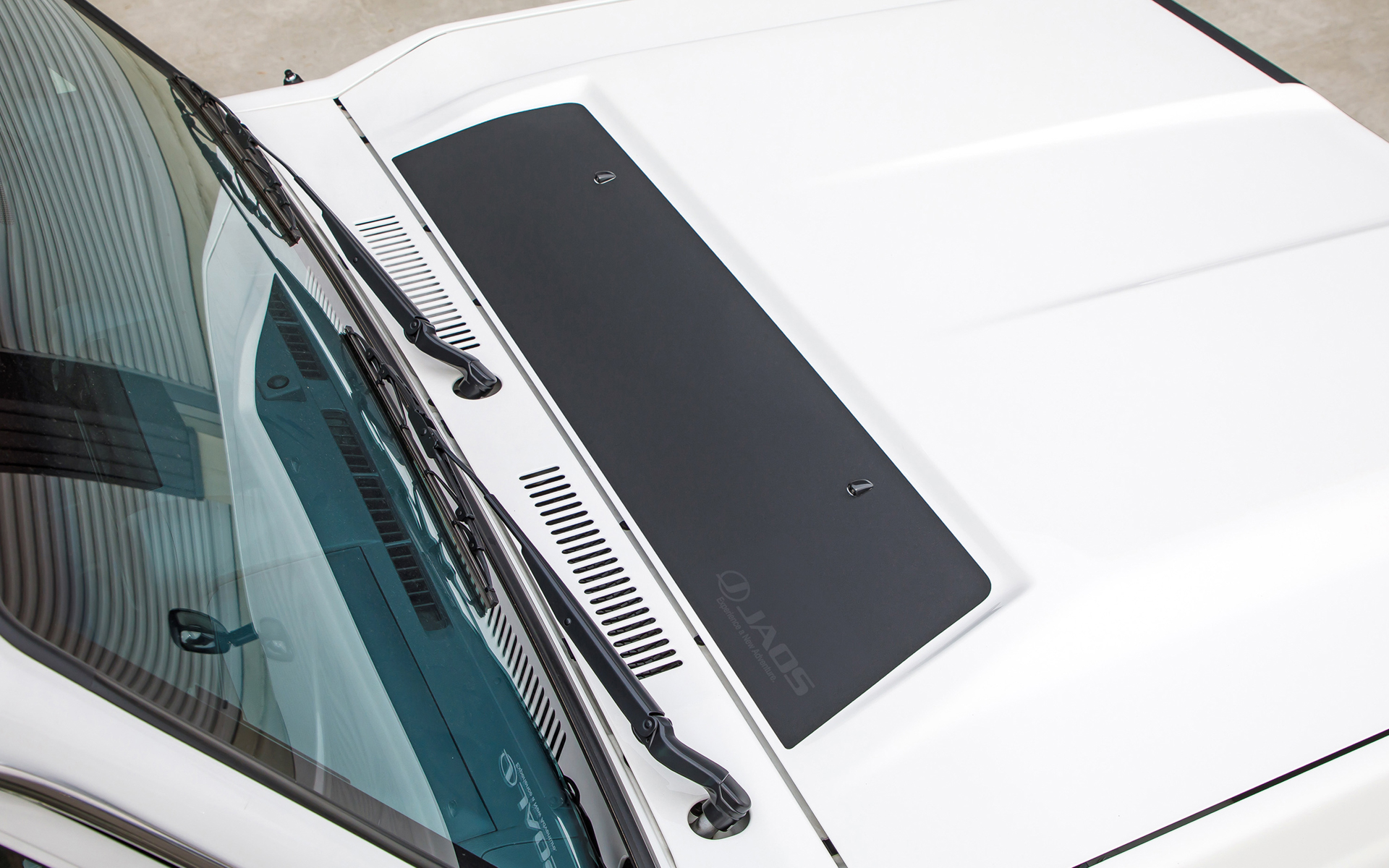 ボンネットプロテクターセットは、ボンネットラインに沿った車種専用形状とし、シンプルながらも力強くたくましいクロカンスタイルを演出。ノーズ側1枚とフロントガラス側1枚の計2枚セットとなる