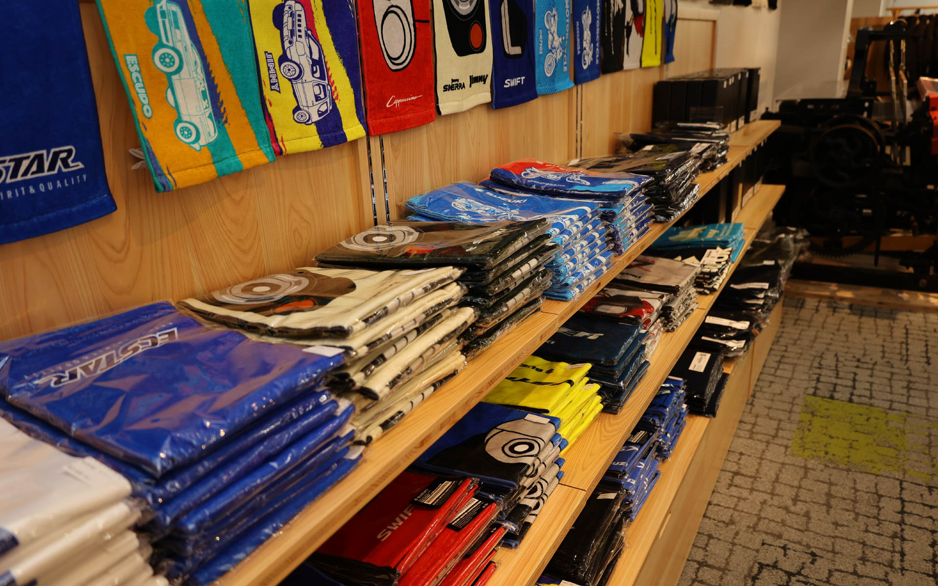 「スズキコレクション」のアイテムを実際に手に取れる「S-MALLスズキ歴史館ショップ」を整備