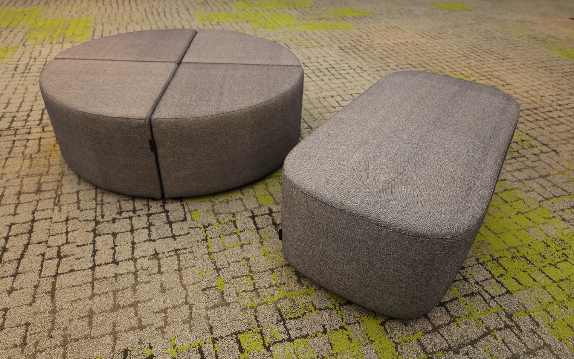 現存する鈴木式織機で織った張地を使用したソファ