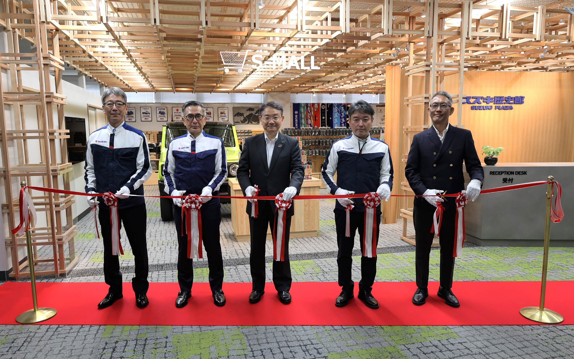 左から田口部品用品本部長、鈴木社長、浜松市 中野市長、石井副社長、有限会社アラン 中根社長