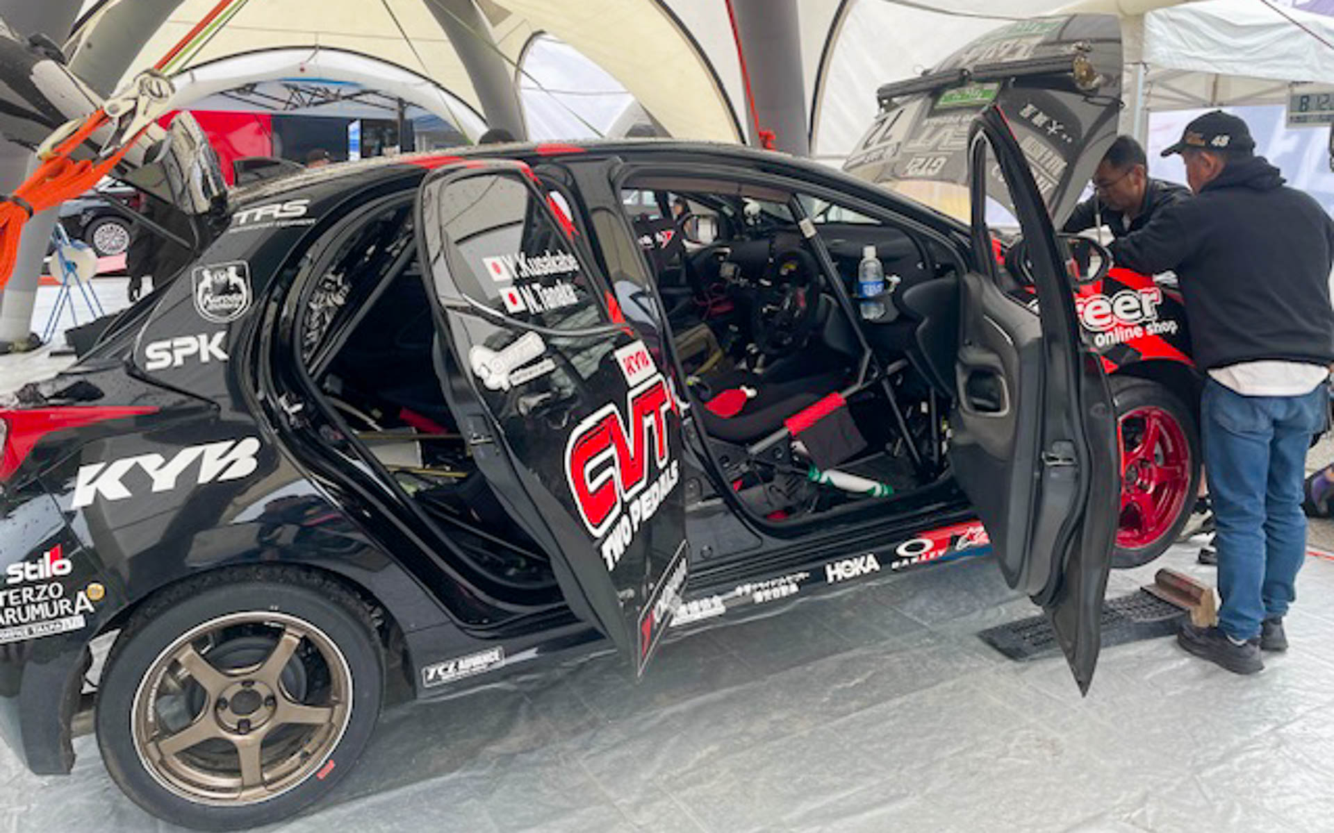 いつもはKYB号が収まるサービステントをお借りして、ついでに手伝ってもらった。助かりました