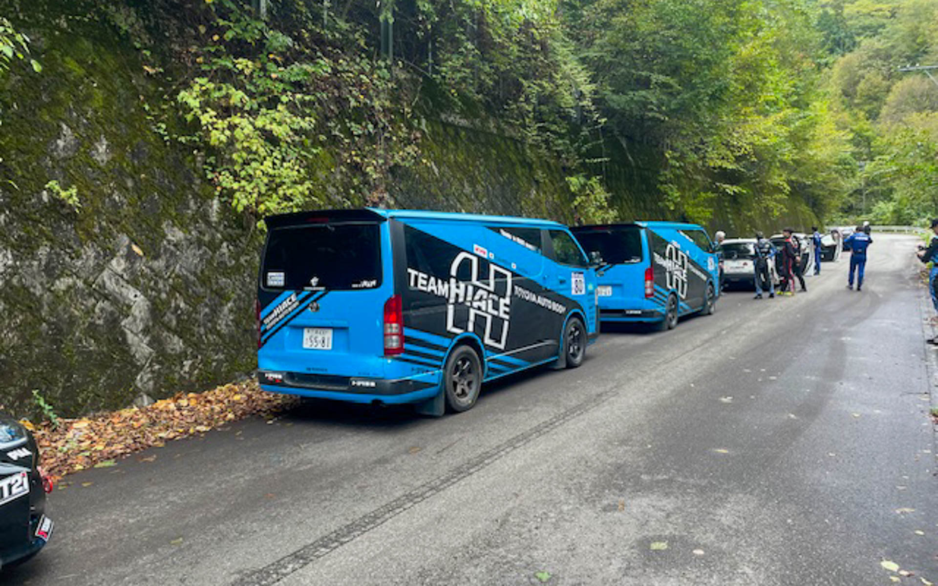 トヨタ車体はハイエースで参加している。長いクルマで狭い林道は大変でしょ？