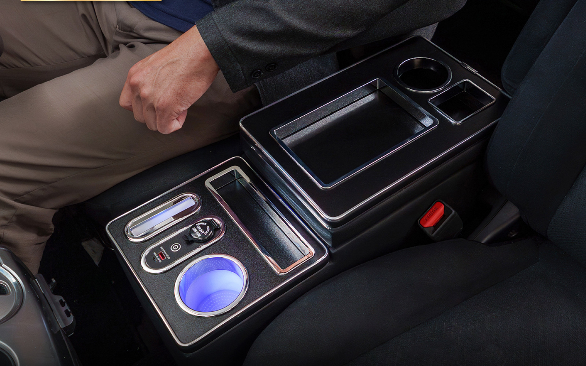 クラフトワークスが三菱自動車のデリカD:5用「LEDコンソールボックス」の受注を開始した