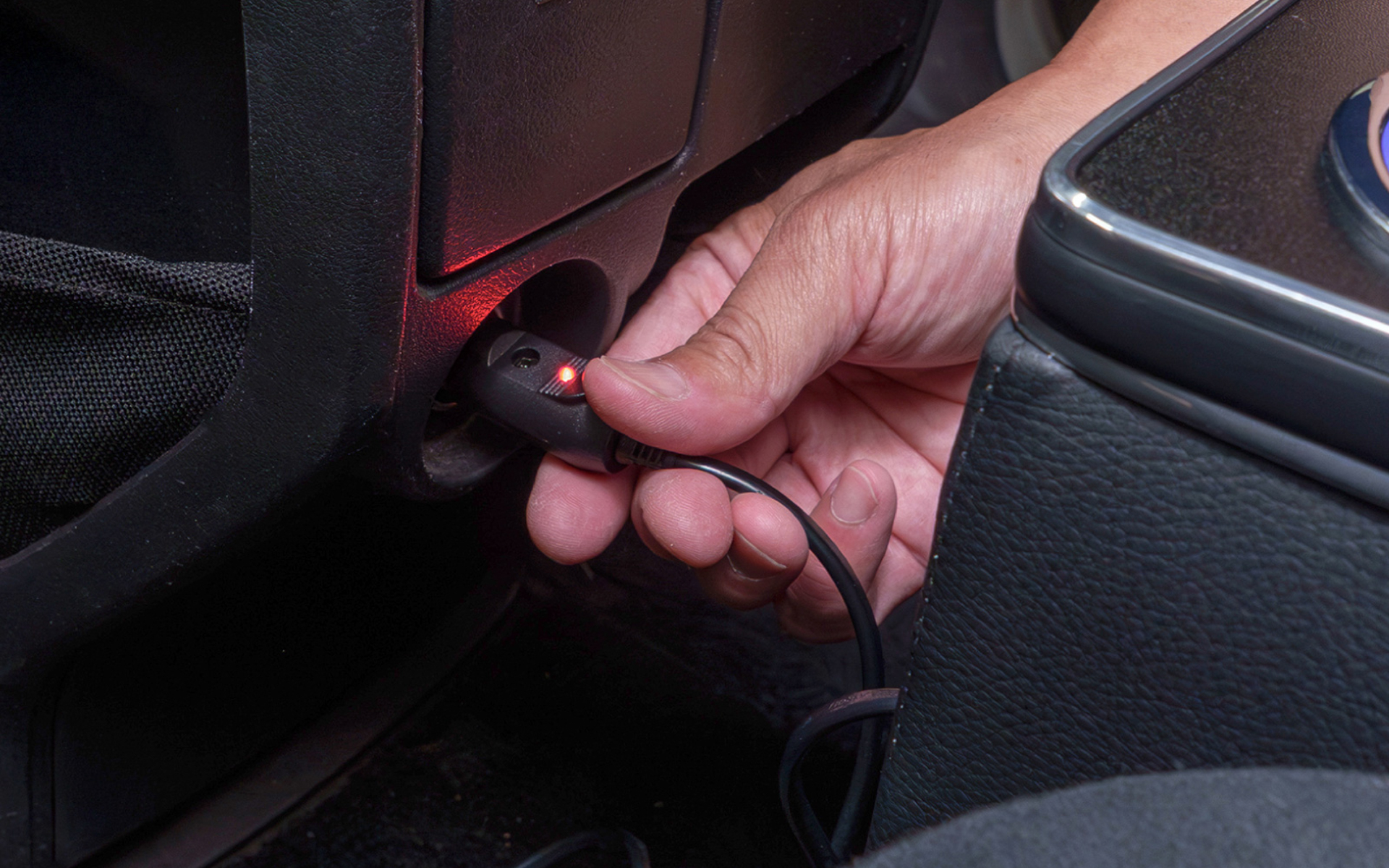 電源はフロントのシガーソケットに差し込むだけ