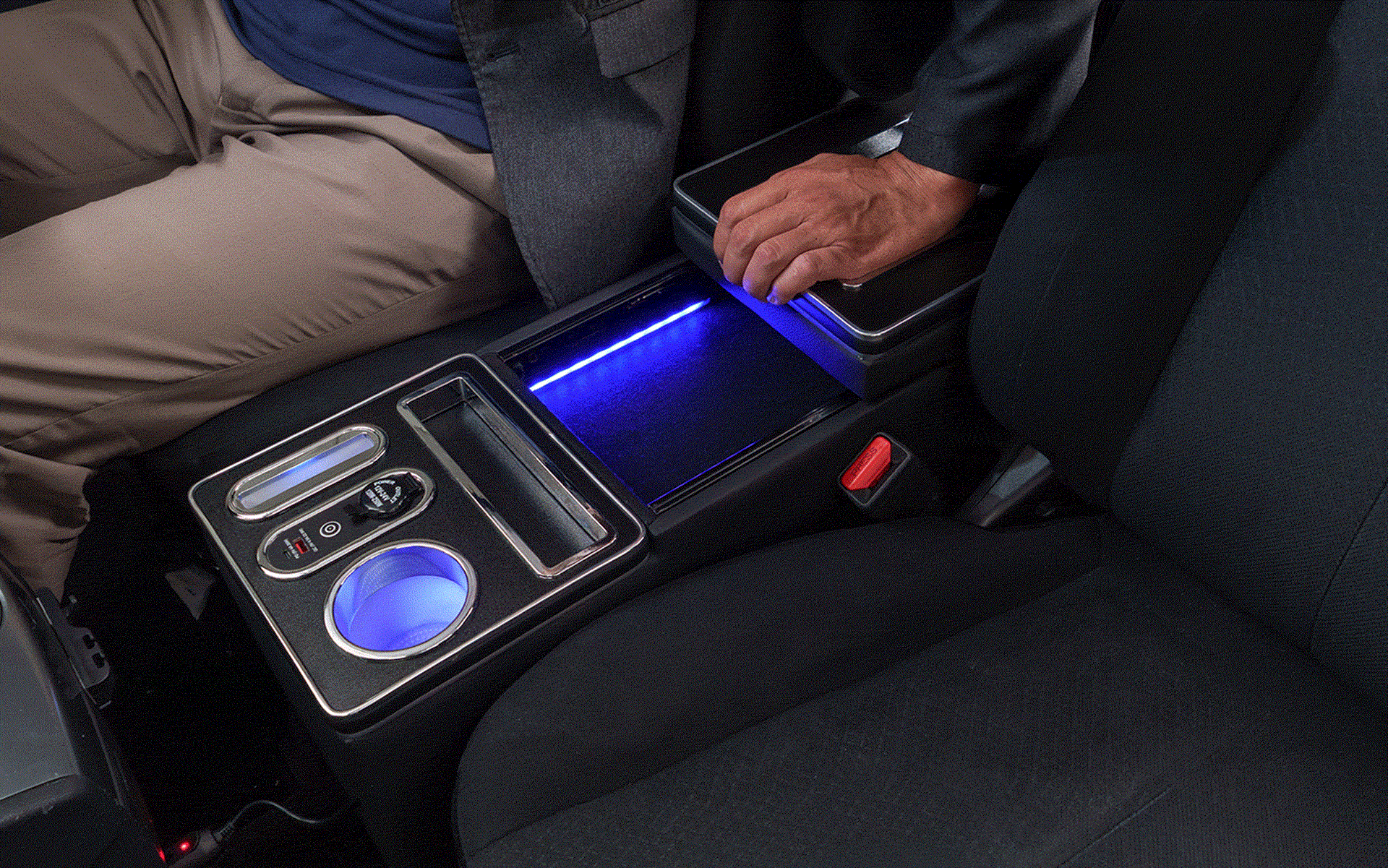 上段をスライドさせると収納ボックスが出てくる