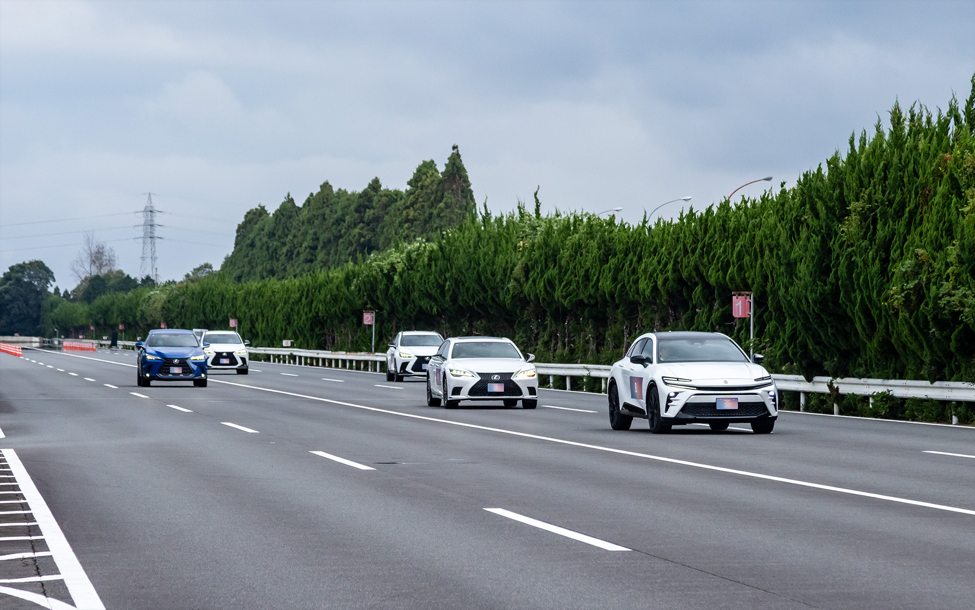 5台のクルマを同時に走らせて、管制システムによる合流をデモ