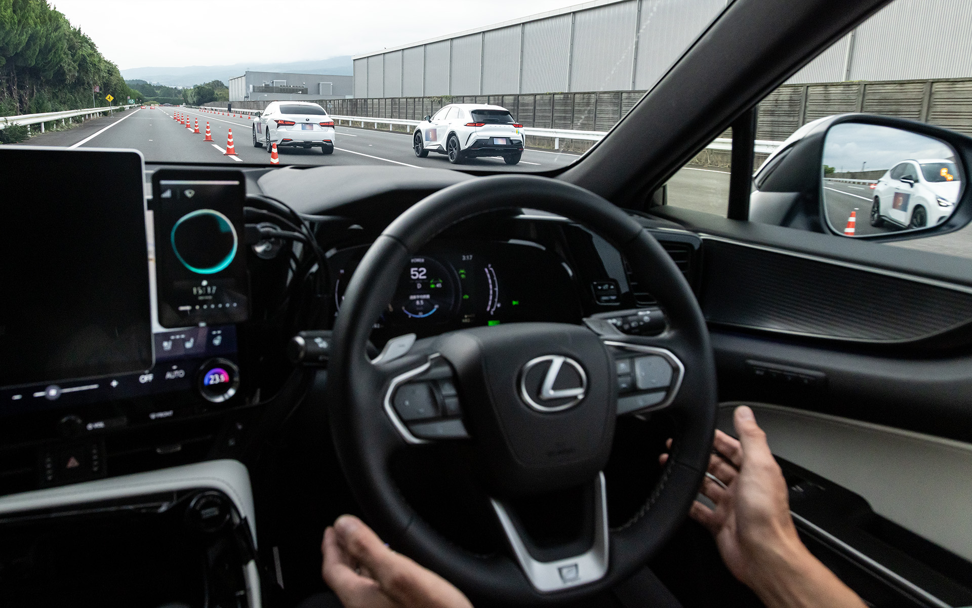 それぞれの自律AIのほか、交通状況を俯瞰で見ている管制システムにより合流を行なう