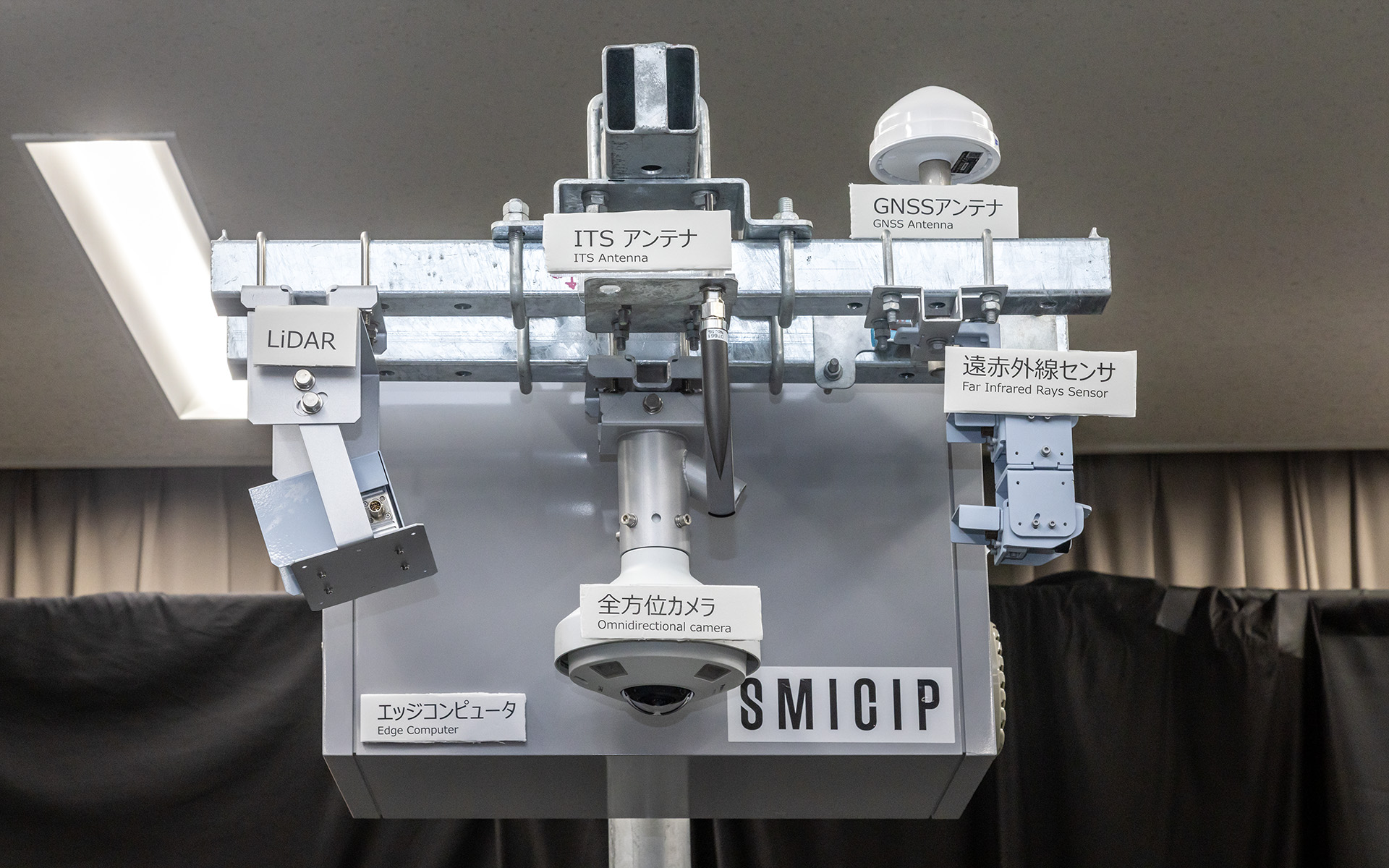 交差点に取り付けられるスマートポールの例。エッジコンピュータなどの装備も想定