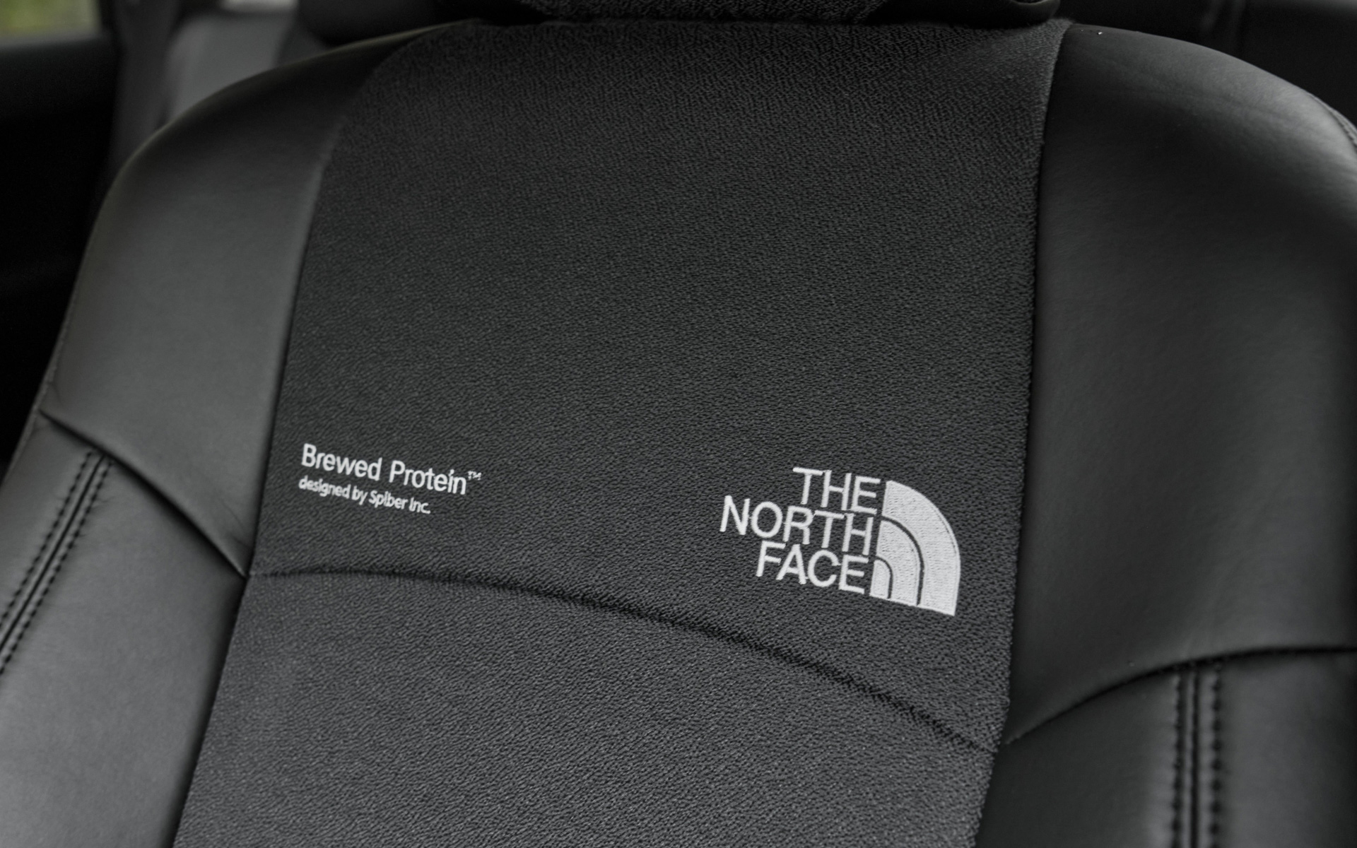 LAND CRUISER PRADO “NEWSCAPE”最大の注目ポイントとなる、次世代の繊維素材「Brewed Protein」ファイバーを使用して創られたオリジナルのシートカバー