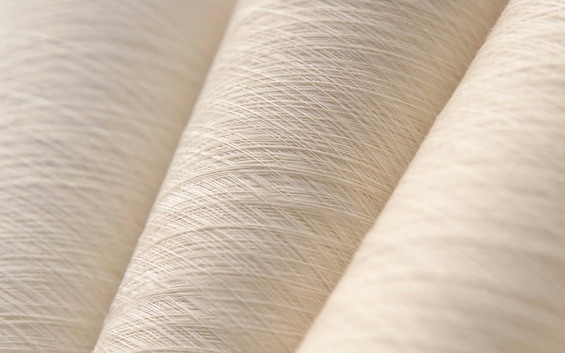 Brewed Protein素材は、Spiberが開発したプロテイン素材。主原料を石油などの化石資源や動物資源に依存せず、植物由来の糖を用い、微生物発酵を利用して製造される同素材は、繊維以外にも樹脂状のものなど様々な形態に加工可能で、アパレル、食品、自動車産業など、さまざまな分野において持続可能で高性能な素材の可能性を押し広げるソリューションとして期待されている。今回の取組みでは、独自開発したシートカバーの一部にBrewed Proteinファイバーを活用することで、アウトドアカーの世界をサステナブルにアップデートした