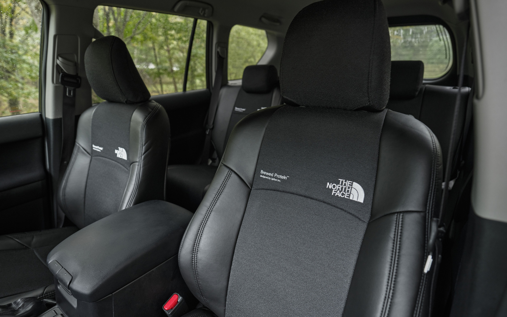 前後席シートのシートバックに「THE NORTH FACE」のロゴを配置