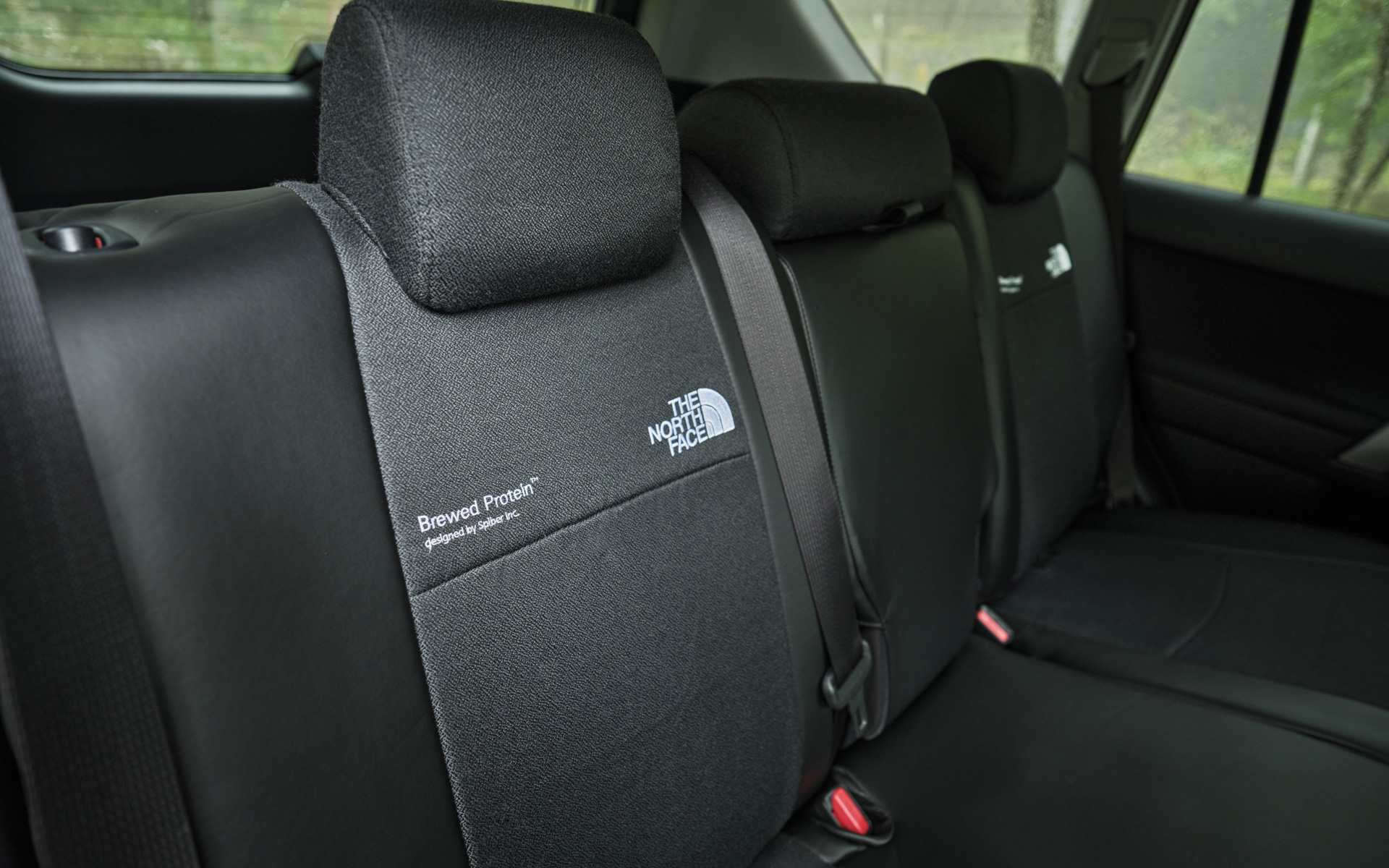 前後席シートのシートバックに「THE NORTH FACE」のロゴを配置
