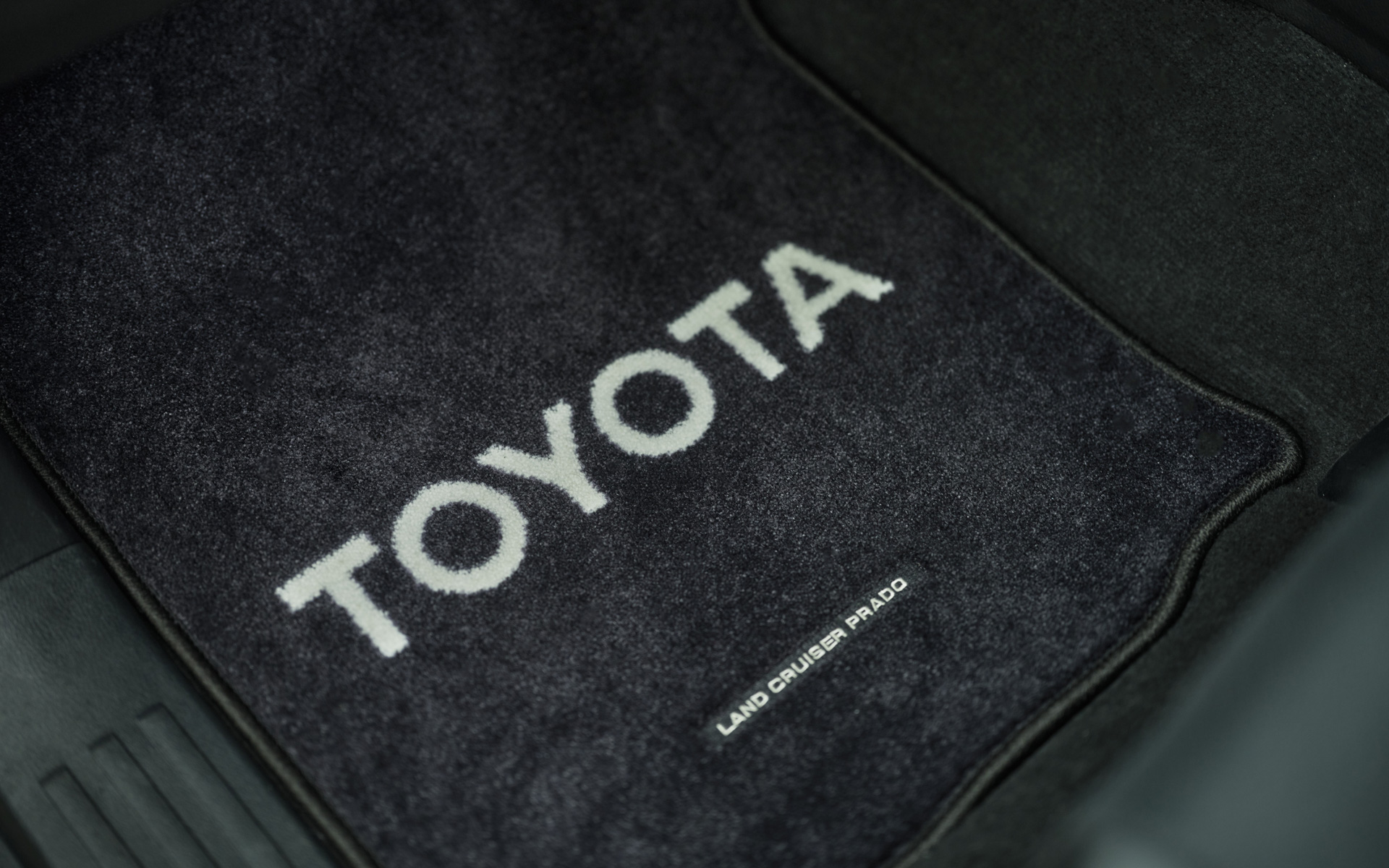フロアマットには「TOYOTA」のロゴ