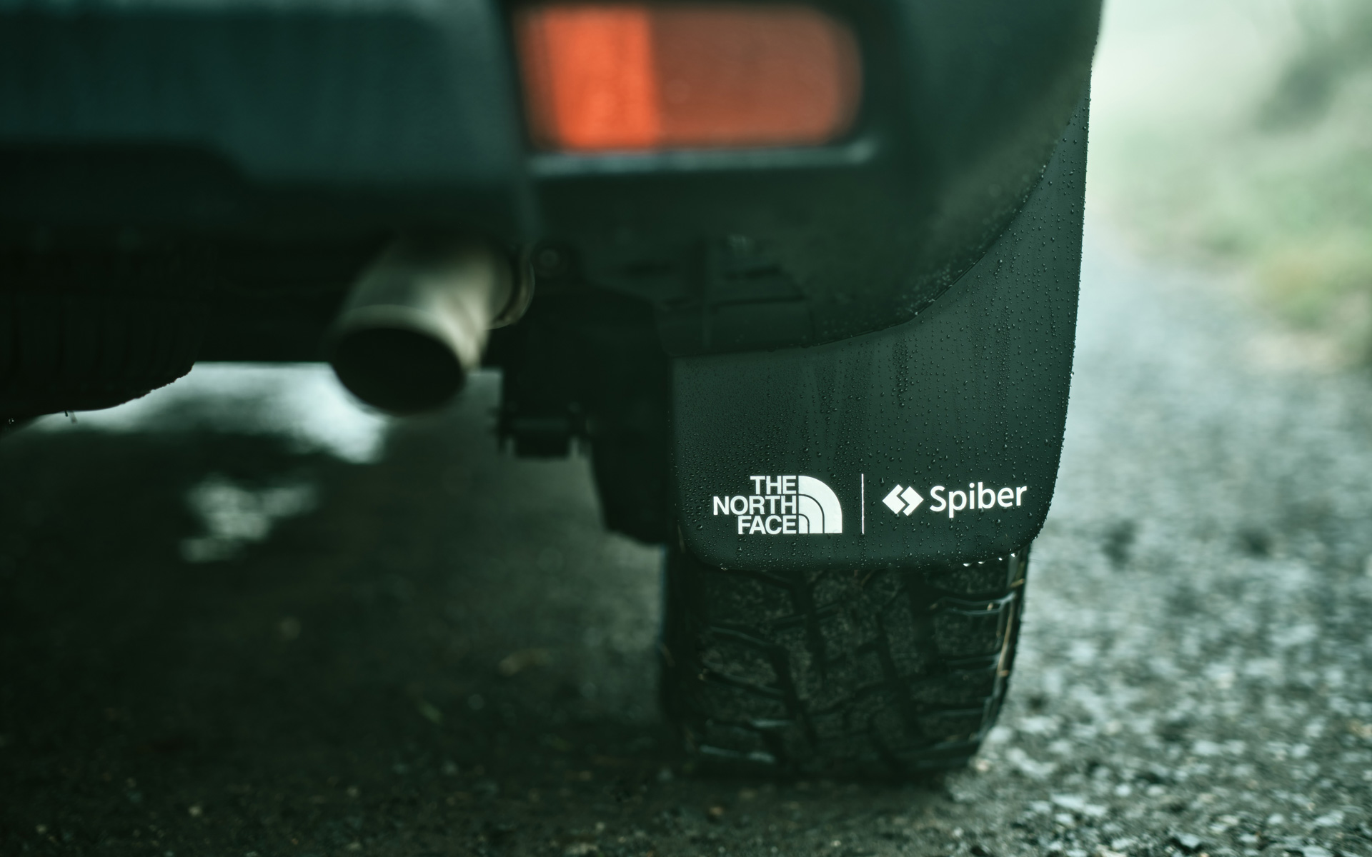 マッドガードにTHE NORTH FACEとSpiberのロゴ