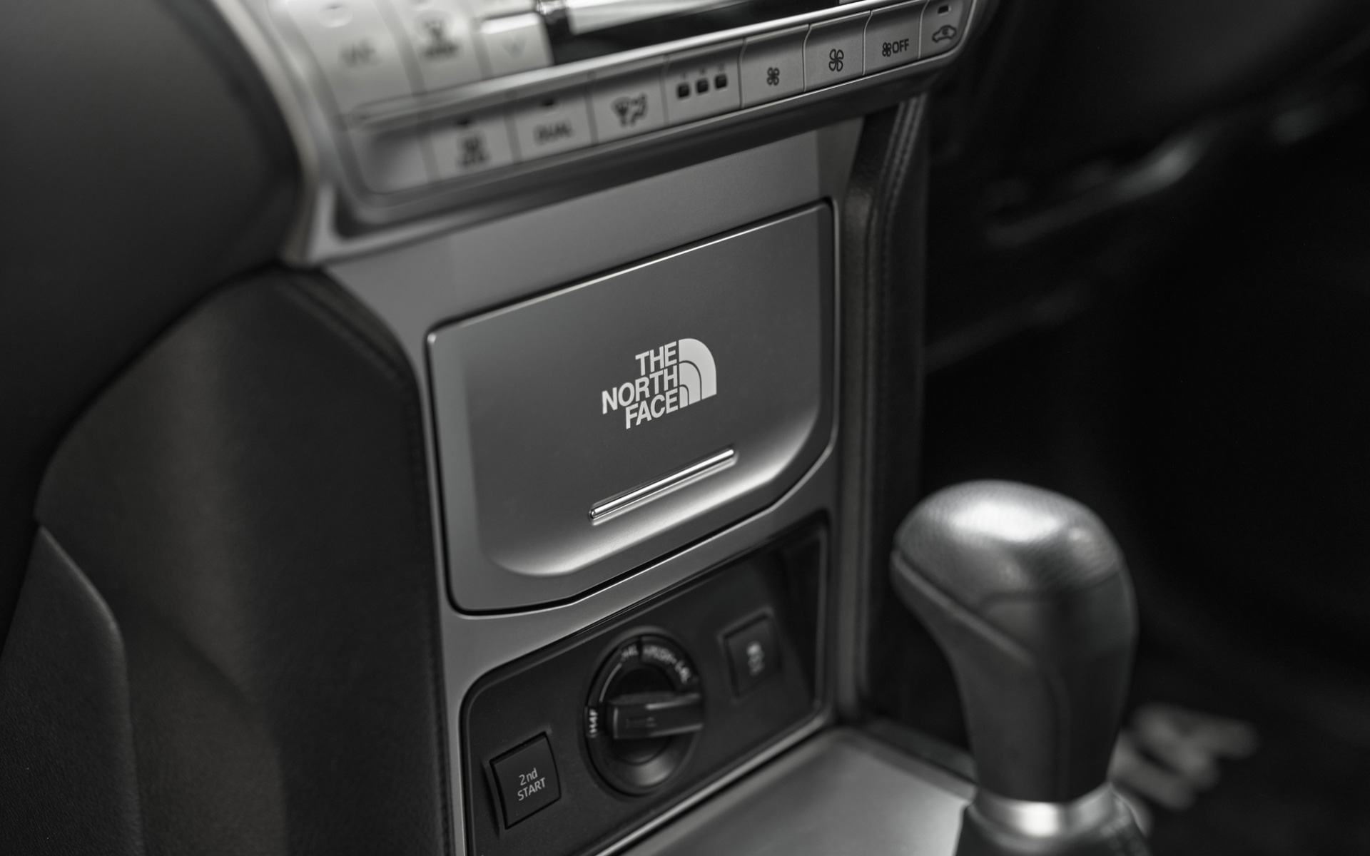 コンソールボックスには「THE NORTH FACE」のロゴ