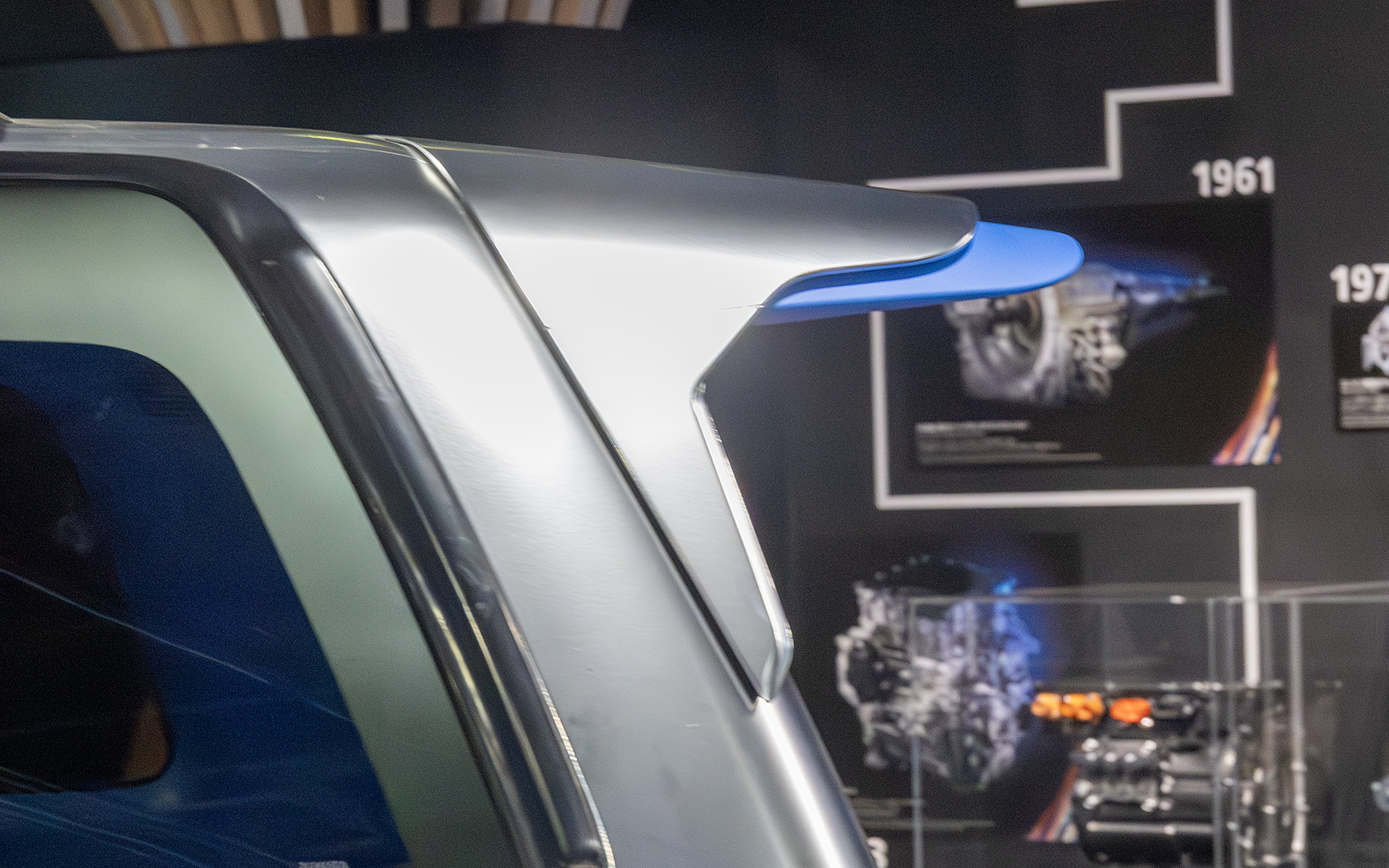 リアスポイラーは青い部分が伸びてくる。街中ではノーマルのスポイラーのサイズで格納される